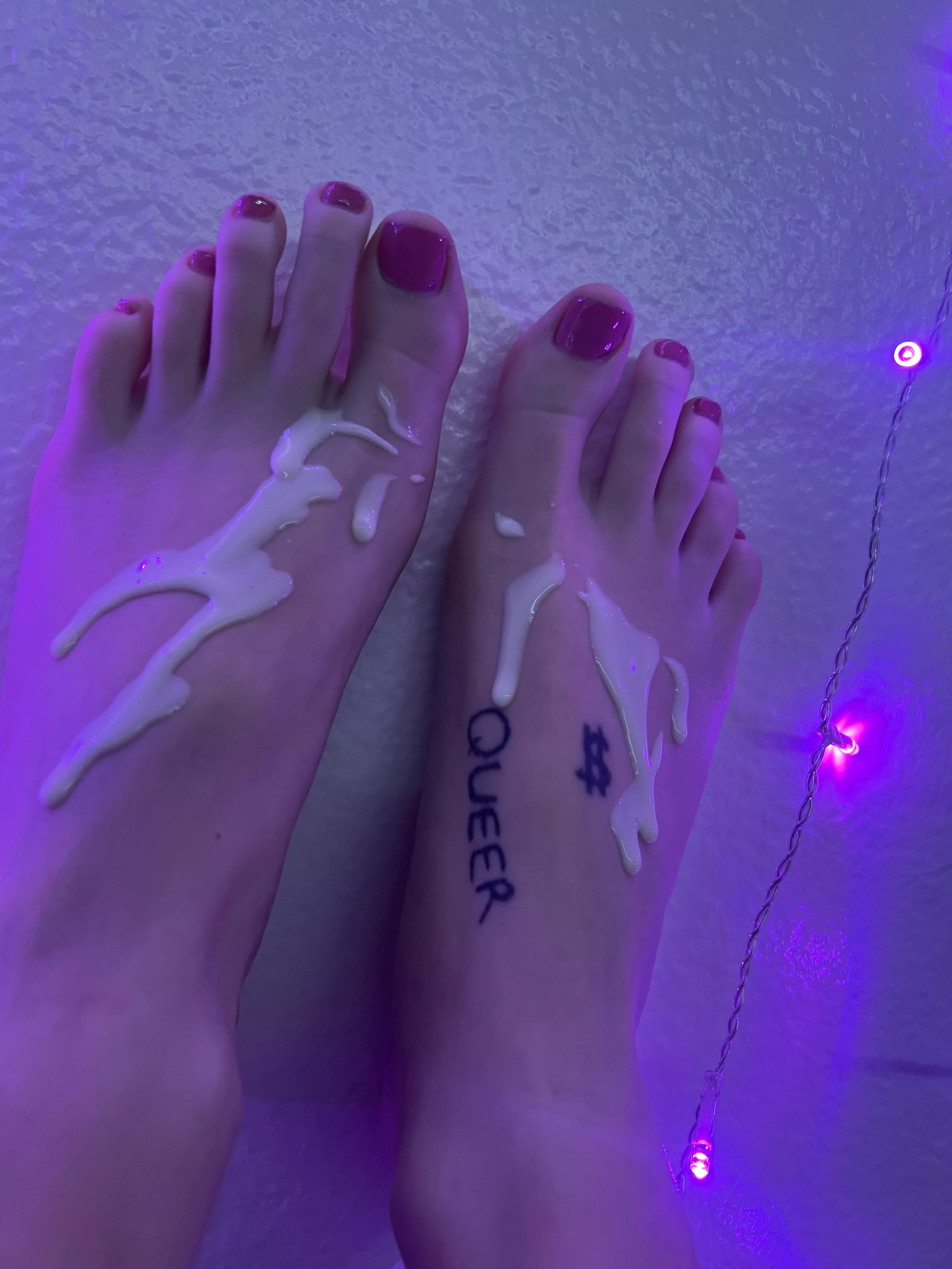 Donâ€™t you wish you could cum all over my feet just like this?