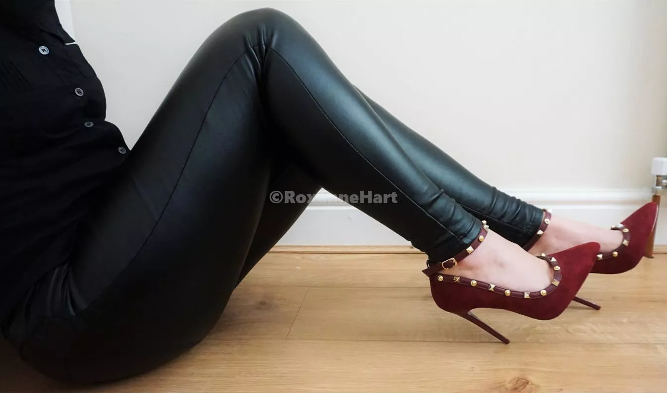 Dressed and ready for some bank holiday shopping. Love these leather leggings and heels 😍👠.