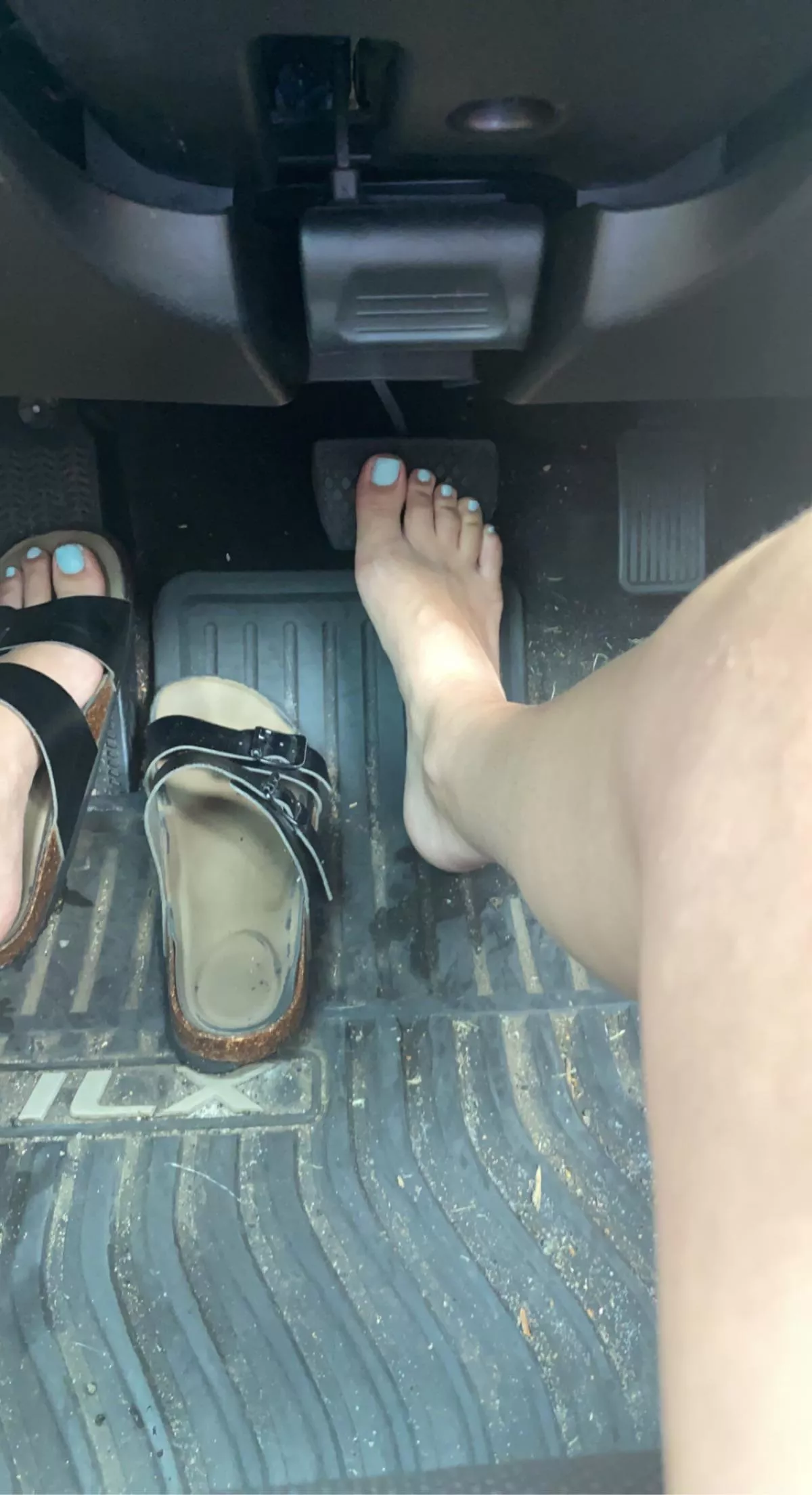 Driving barefoot today ✨👣