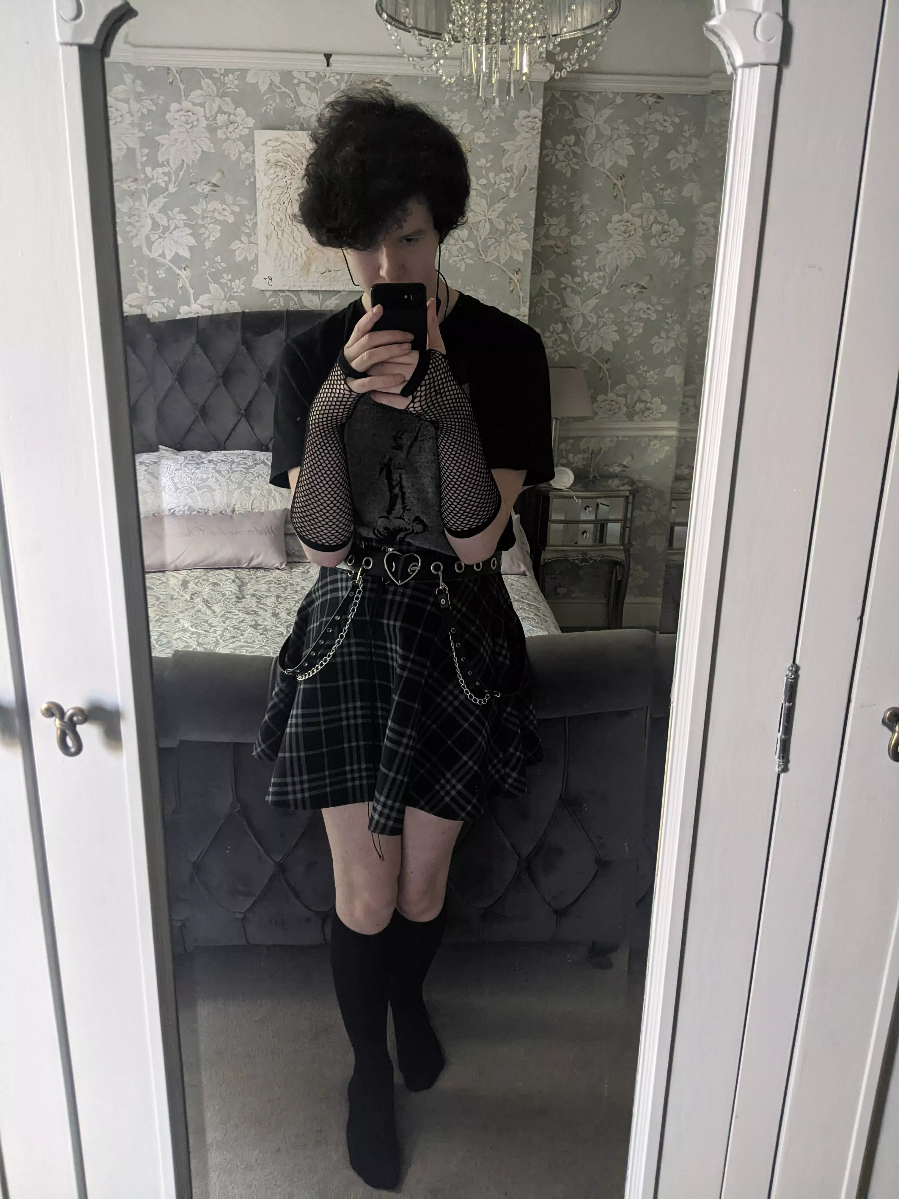 Edgy femboy vibes today >:3