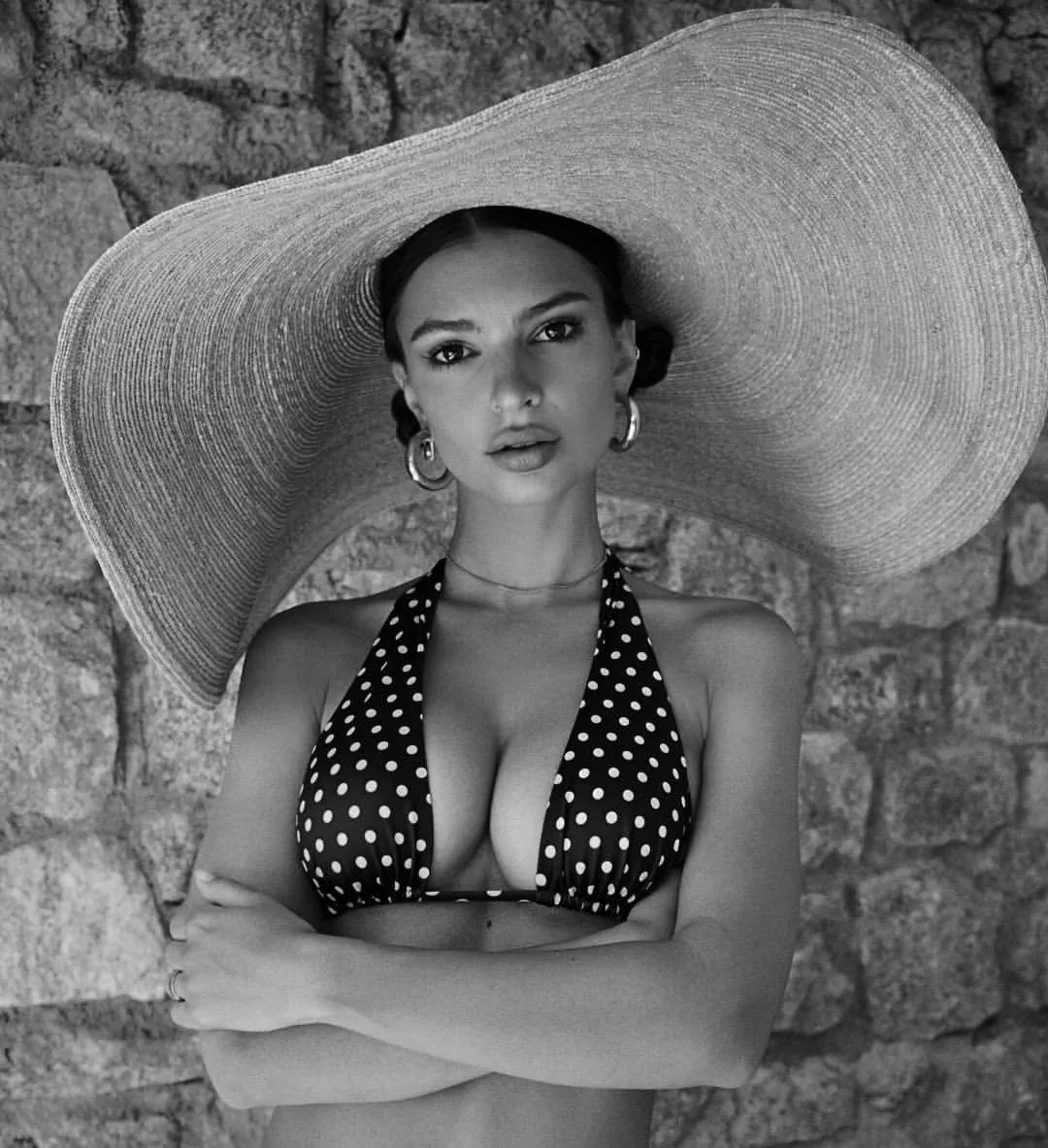 Emily Ratajkowski in black and white