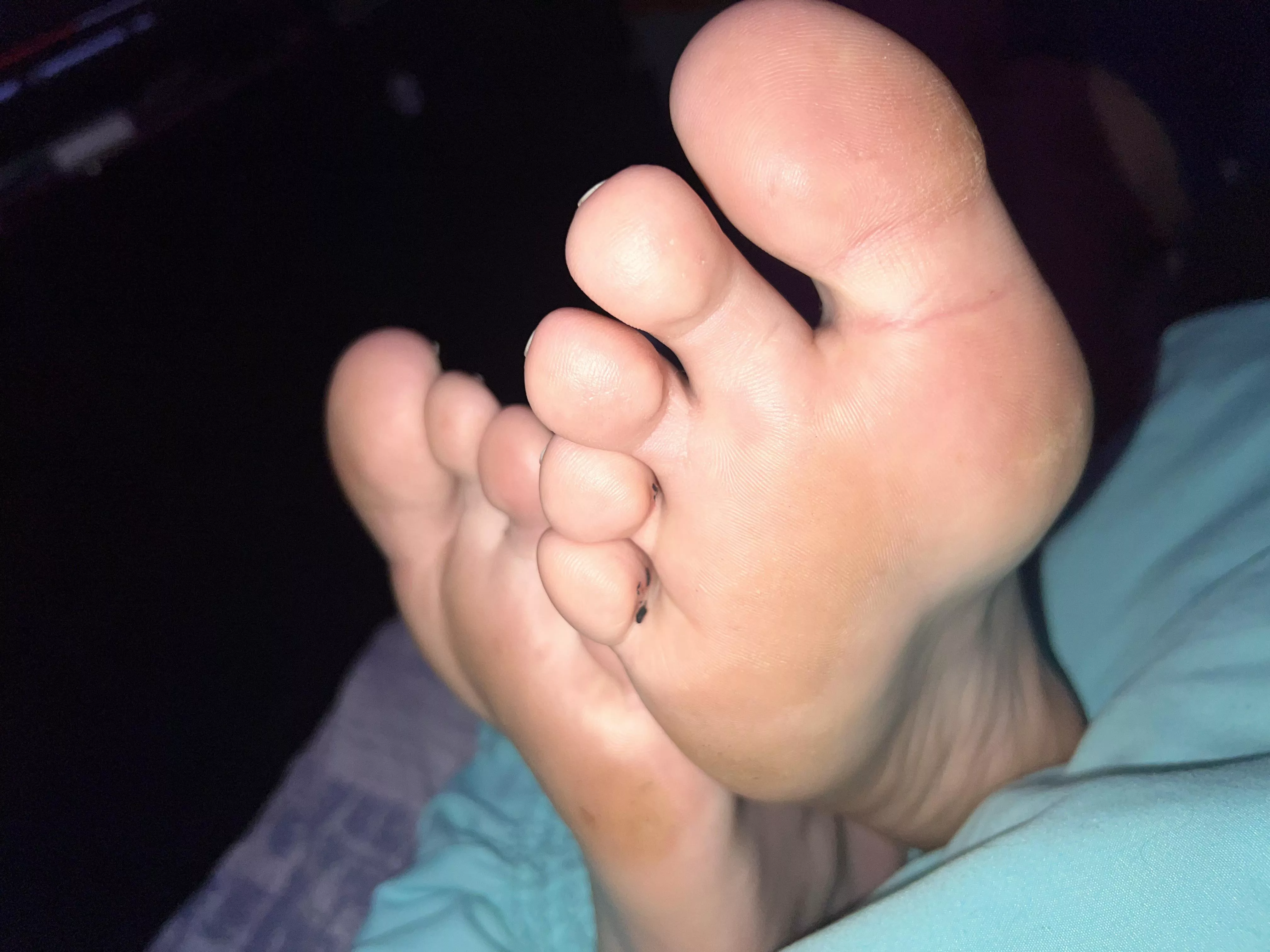 Enjoy my big feet 😉😉