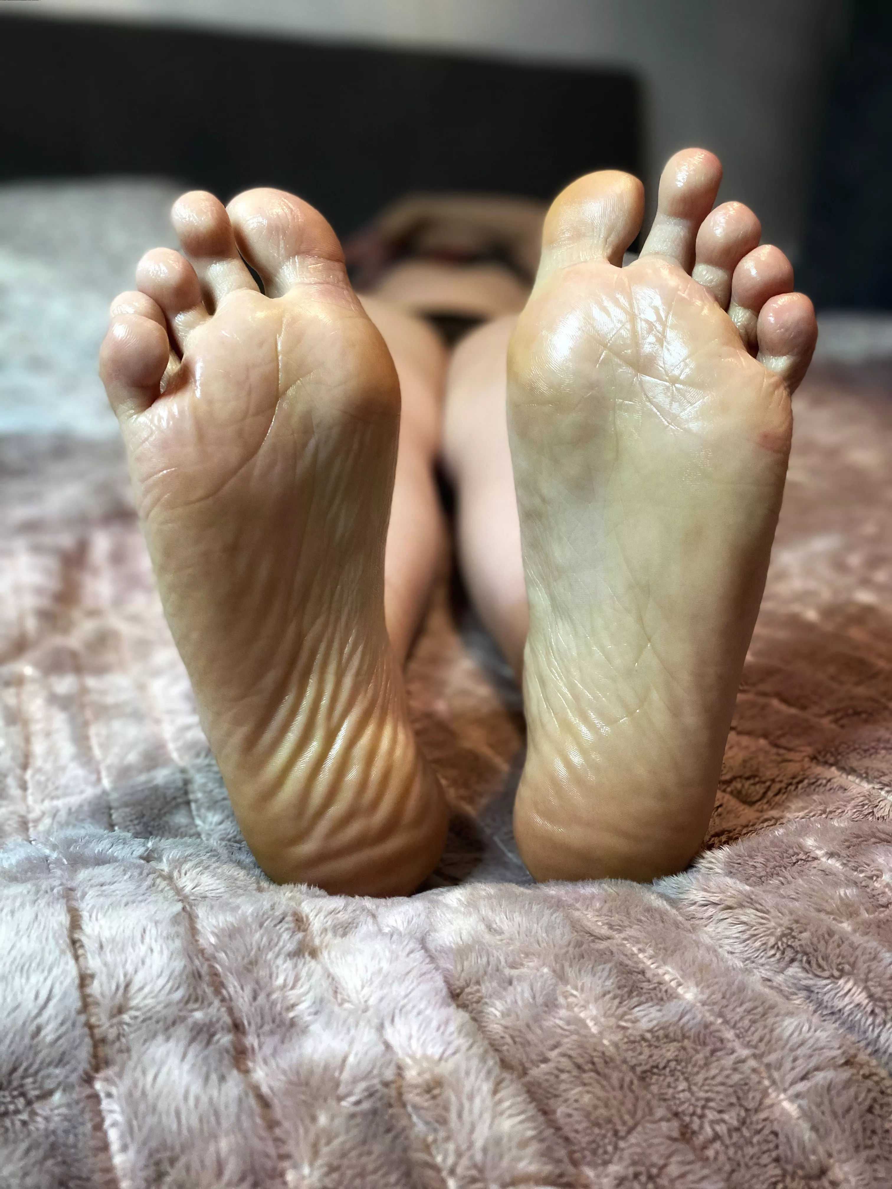 Enjoy my oily spreaded soles! 😘🦶