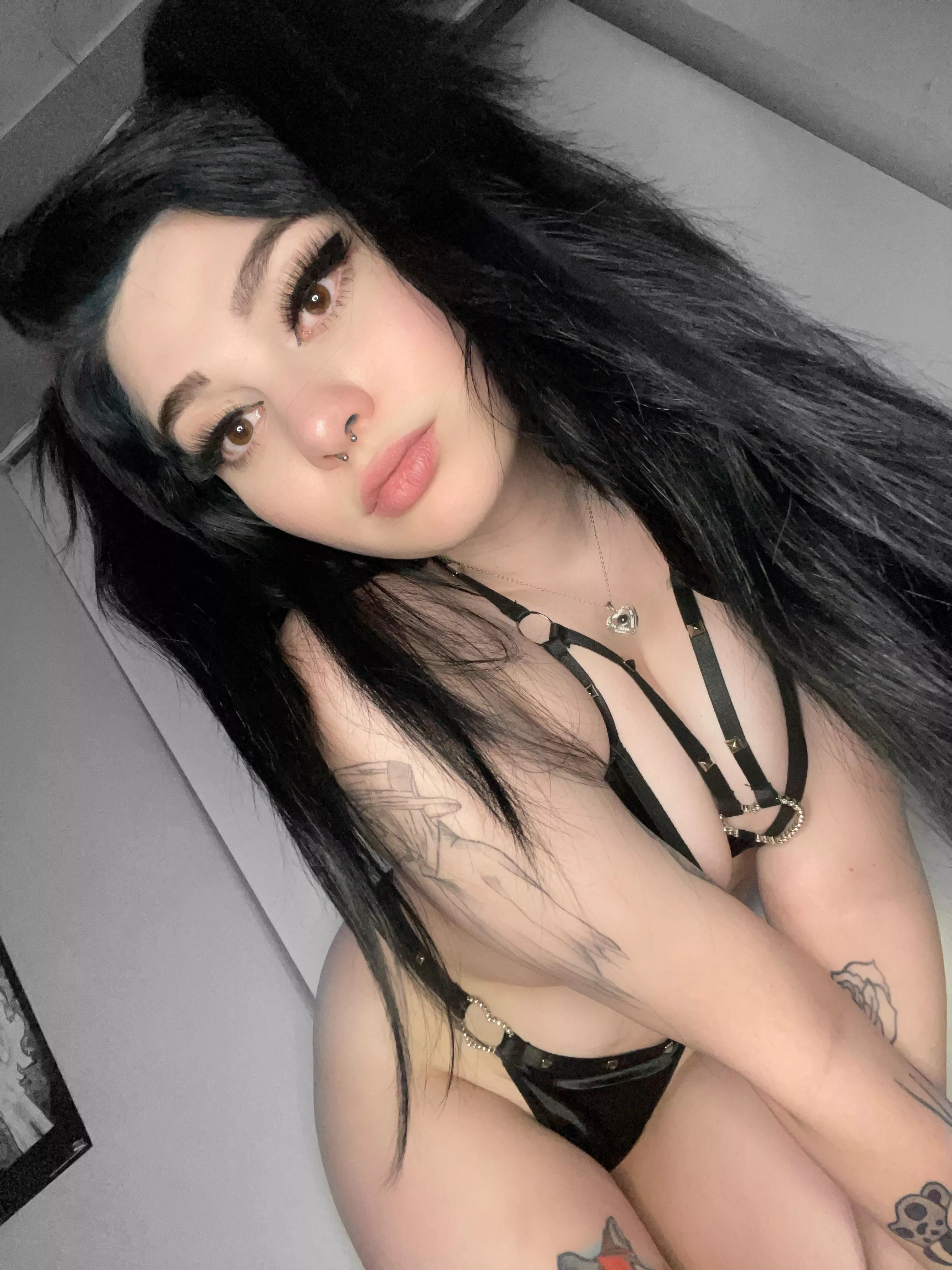 Enjoying my new lingerie set 🖤