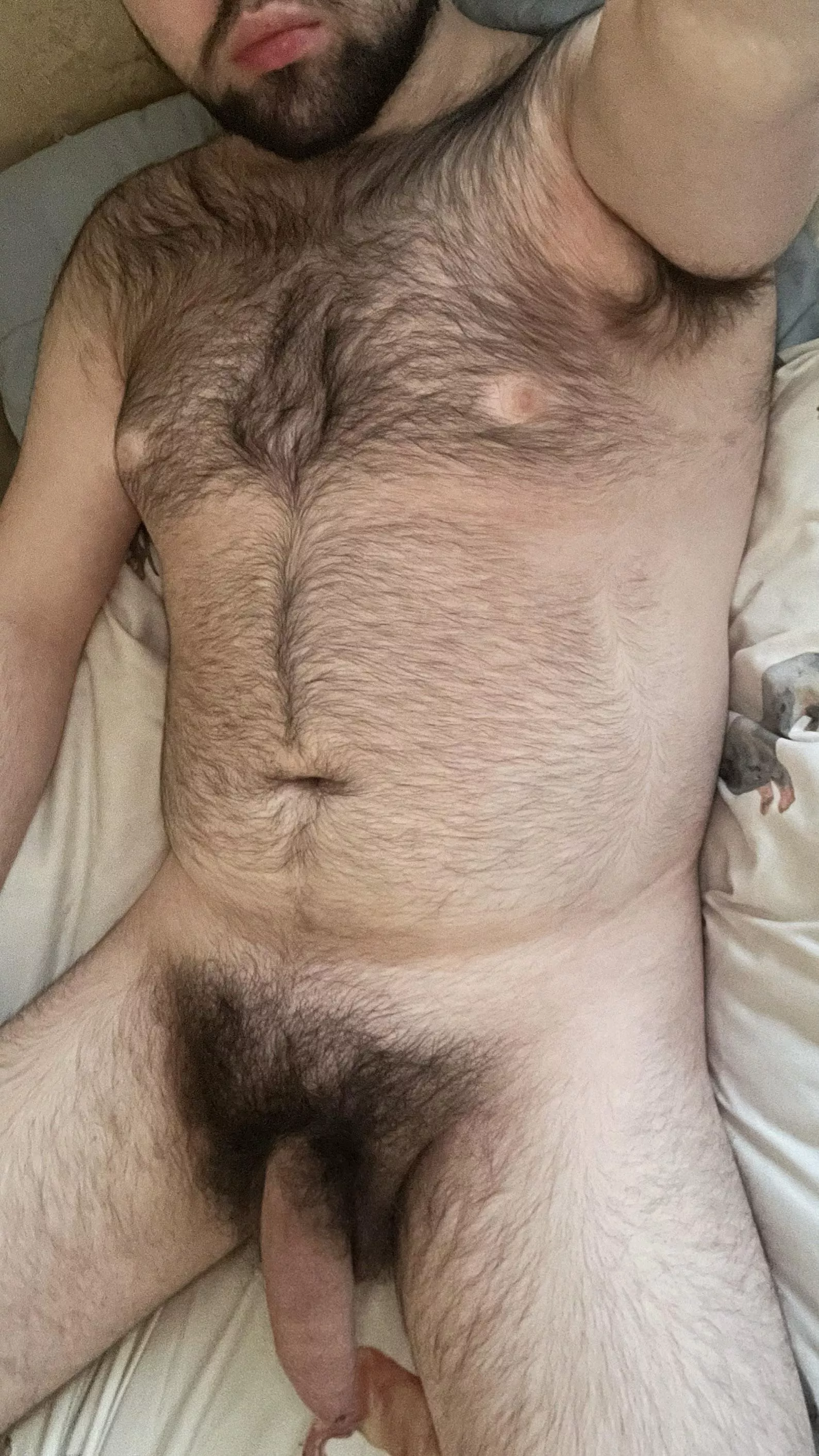 Evening boys! This bed is kinda empty, wanna come join me? 😈🐻