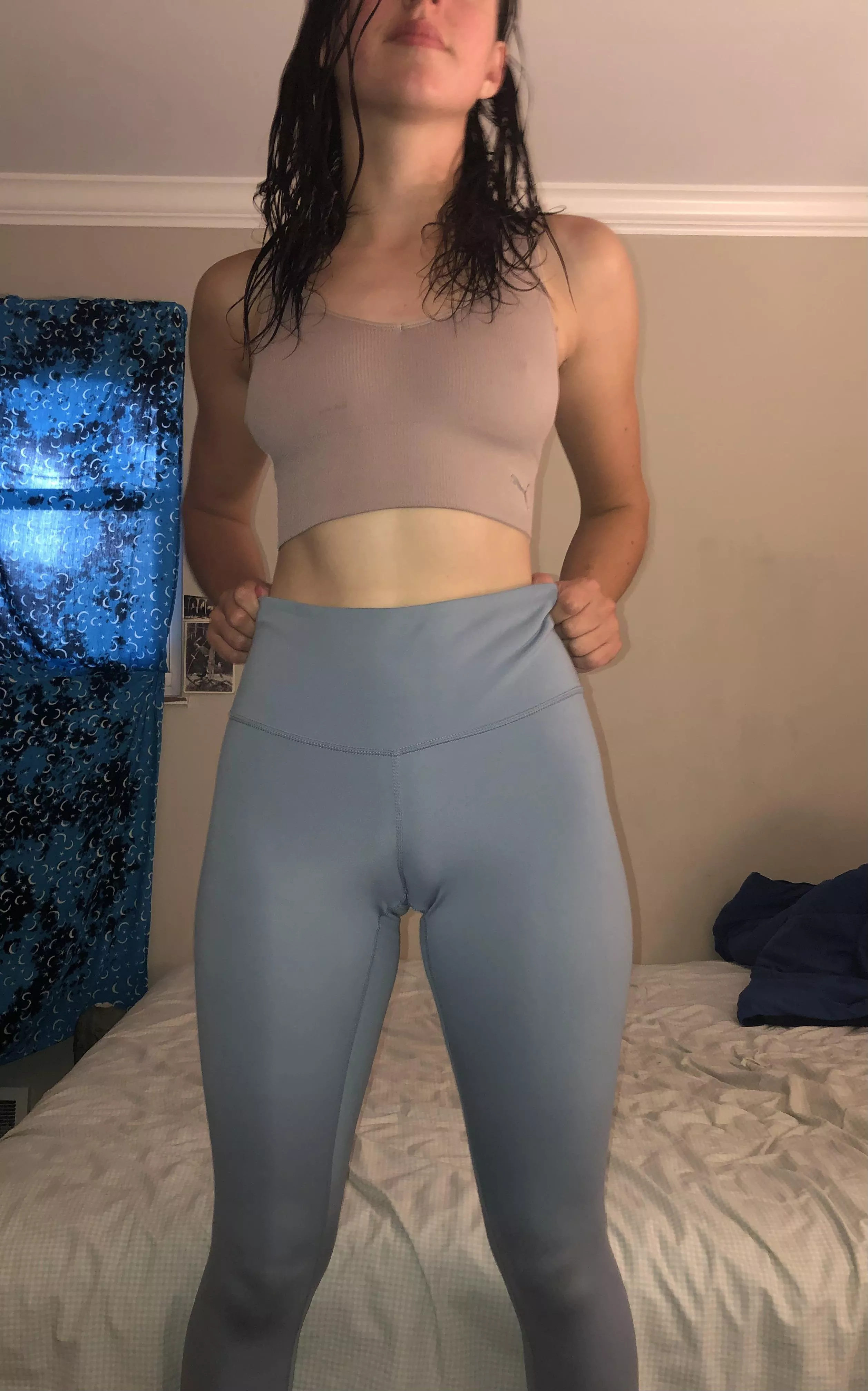 [F] I love leggings that give me cameltoe ðŸ˜‹