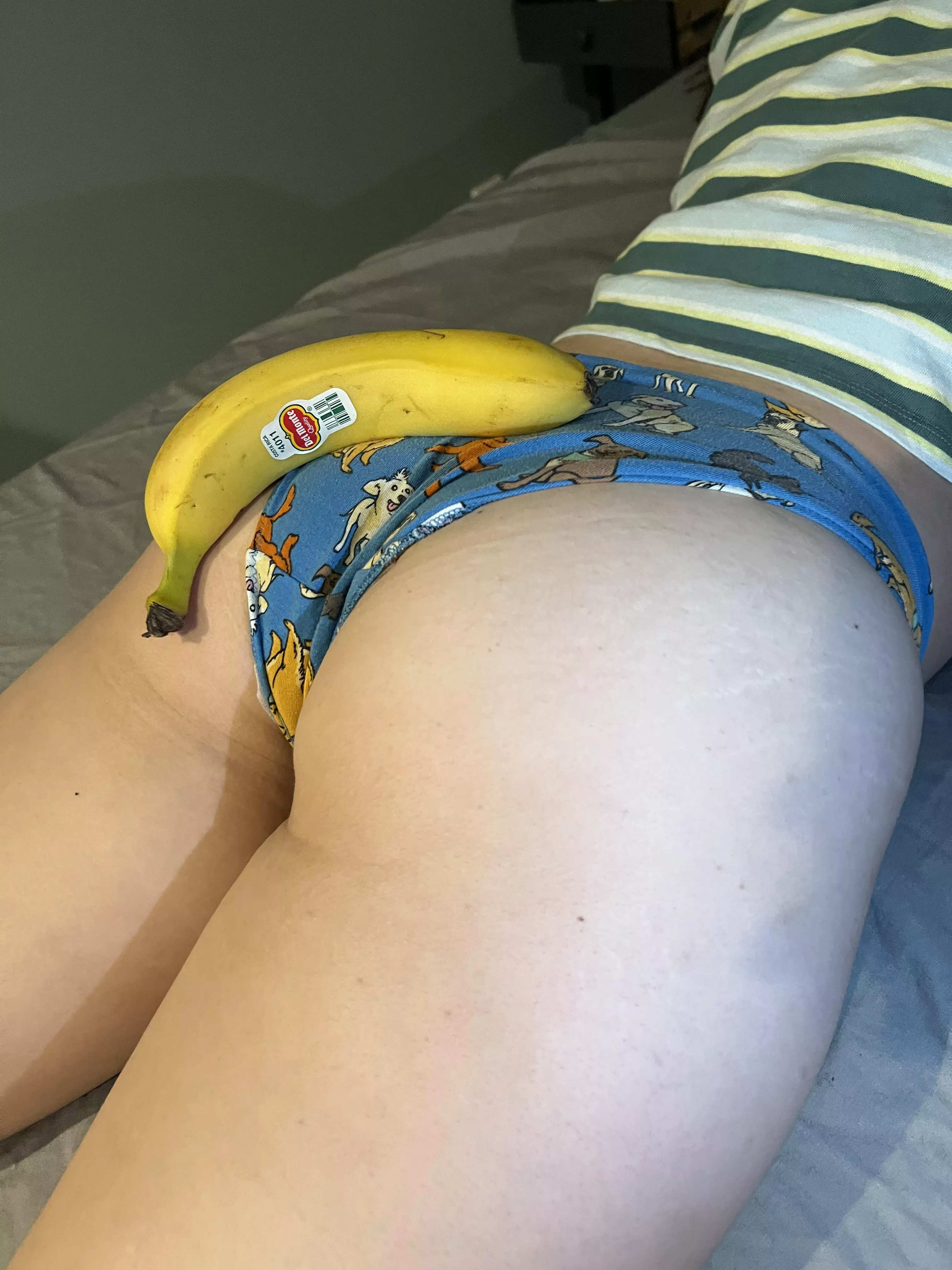 [f] My butt, banana for scale