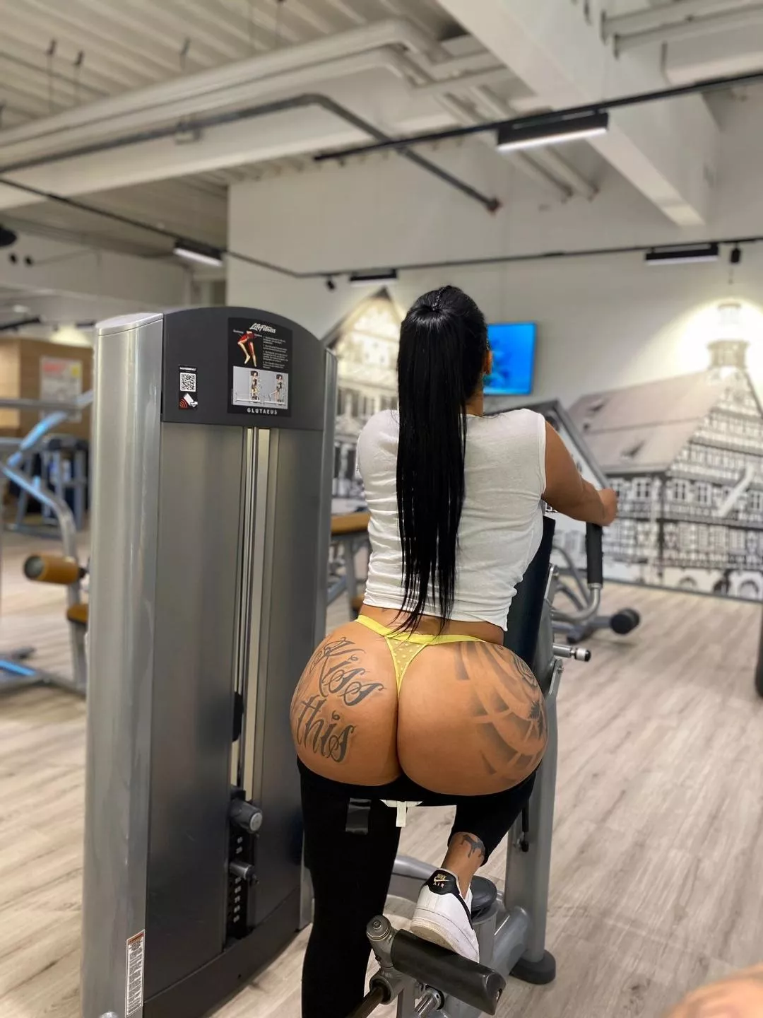 (F) my crazy workout in public gym 😛🍑