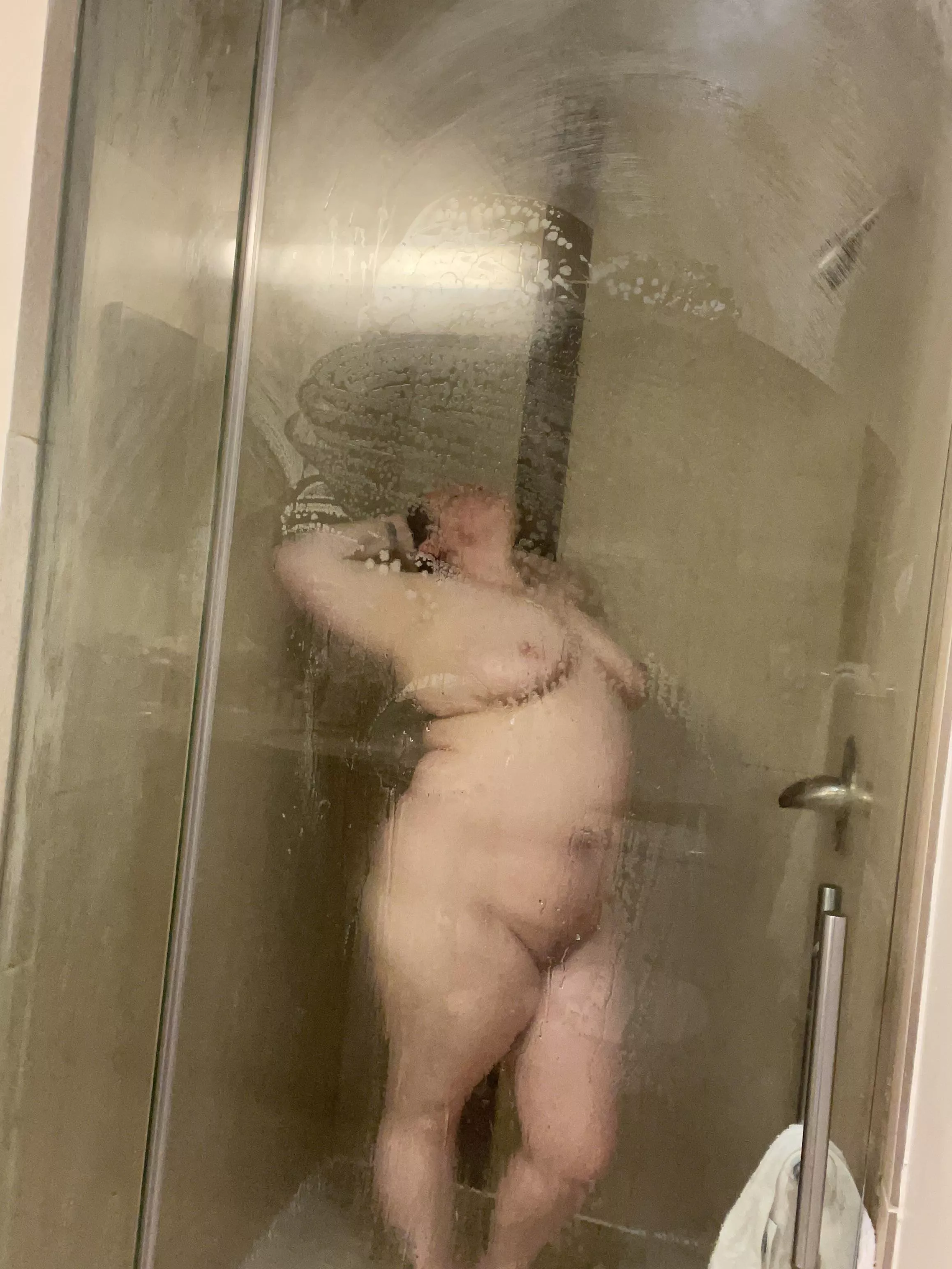 [F] No tub, making do in the shower ;-)