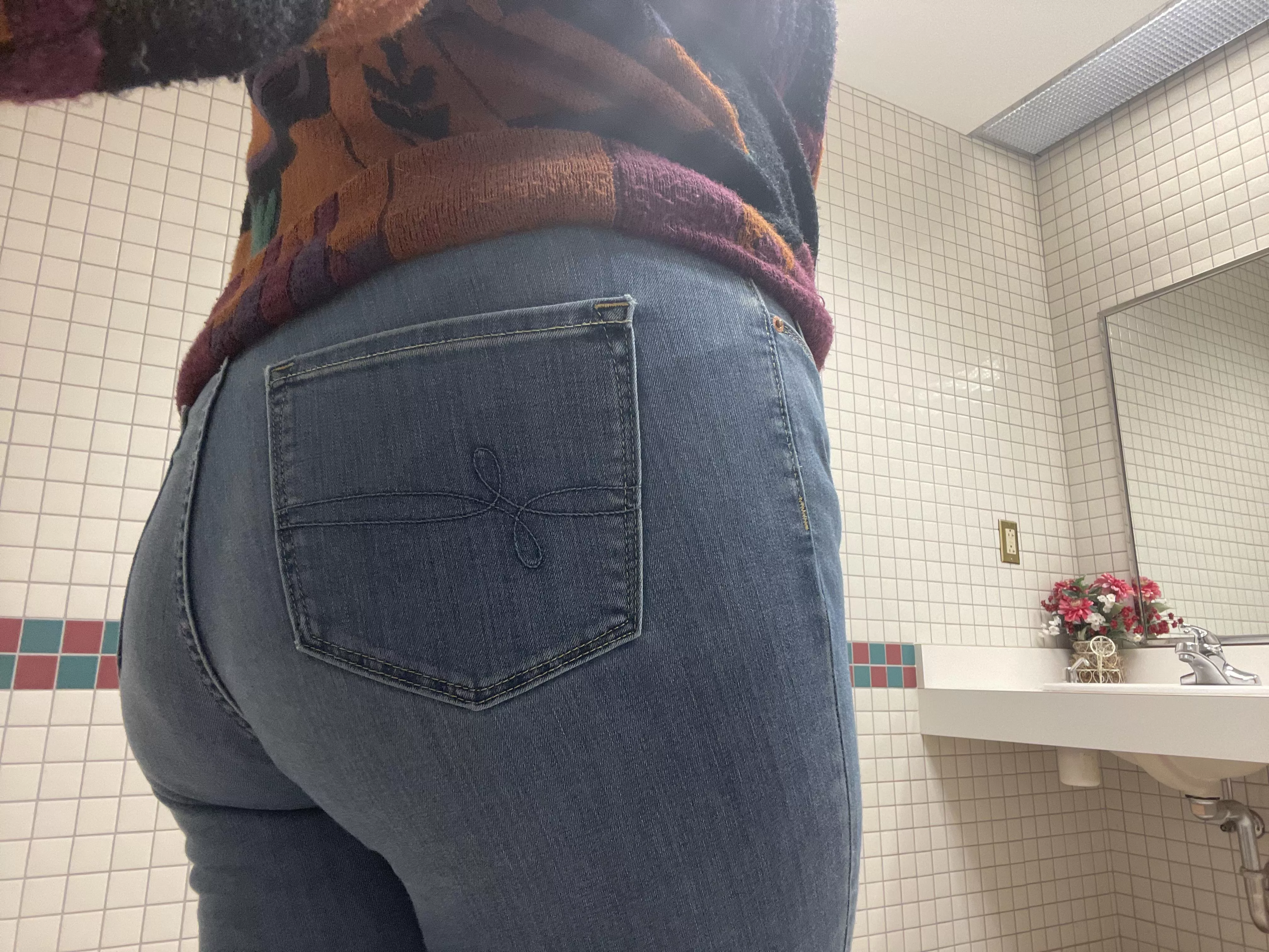 [f] normally kind of self conscious about my ass but i like this pic i snapped in the bathroom at work 🙈