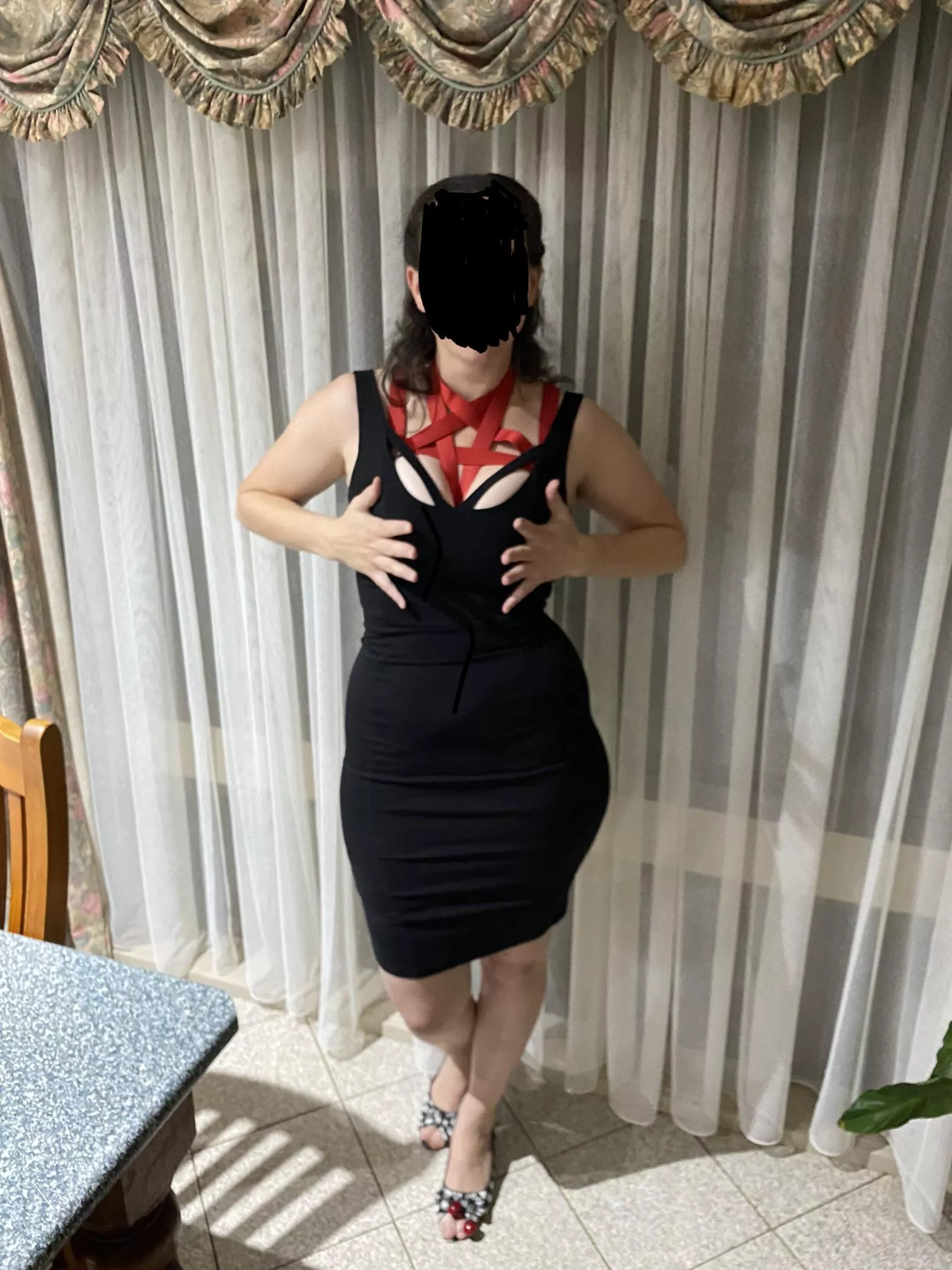 [f] Sexy night on the town.