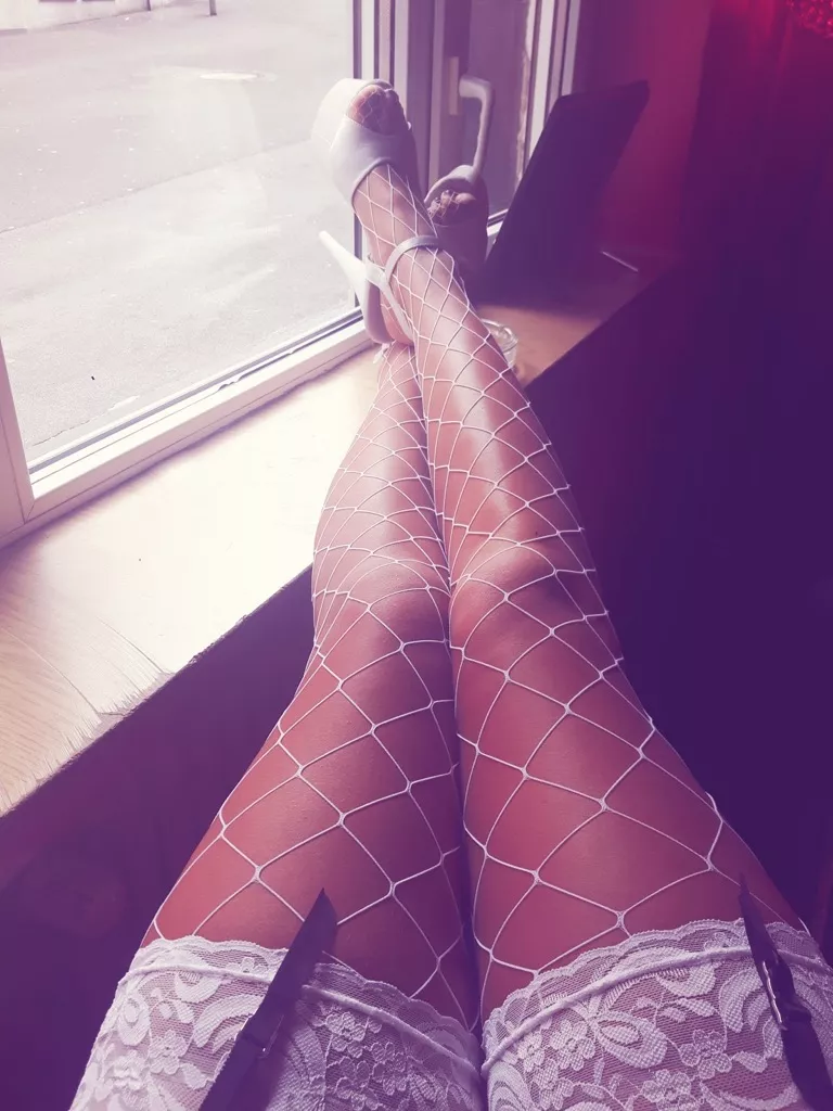 [F] Tell me what you think about my legs & high heels ðŸ¥°