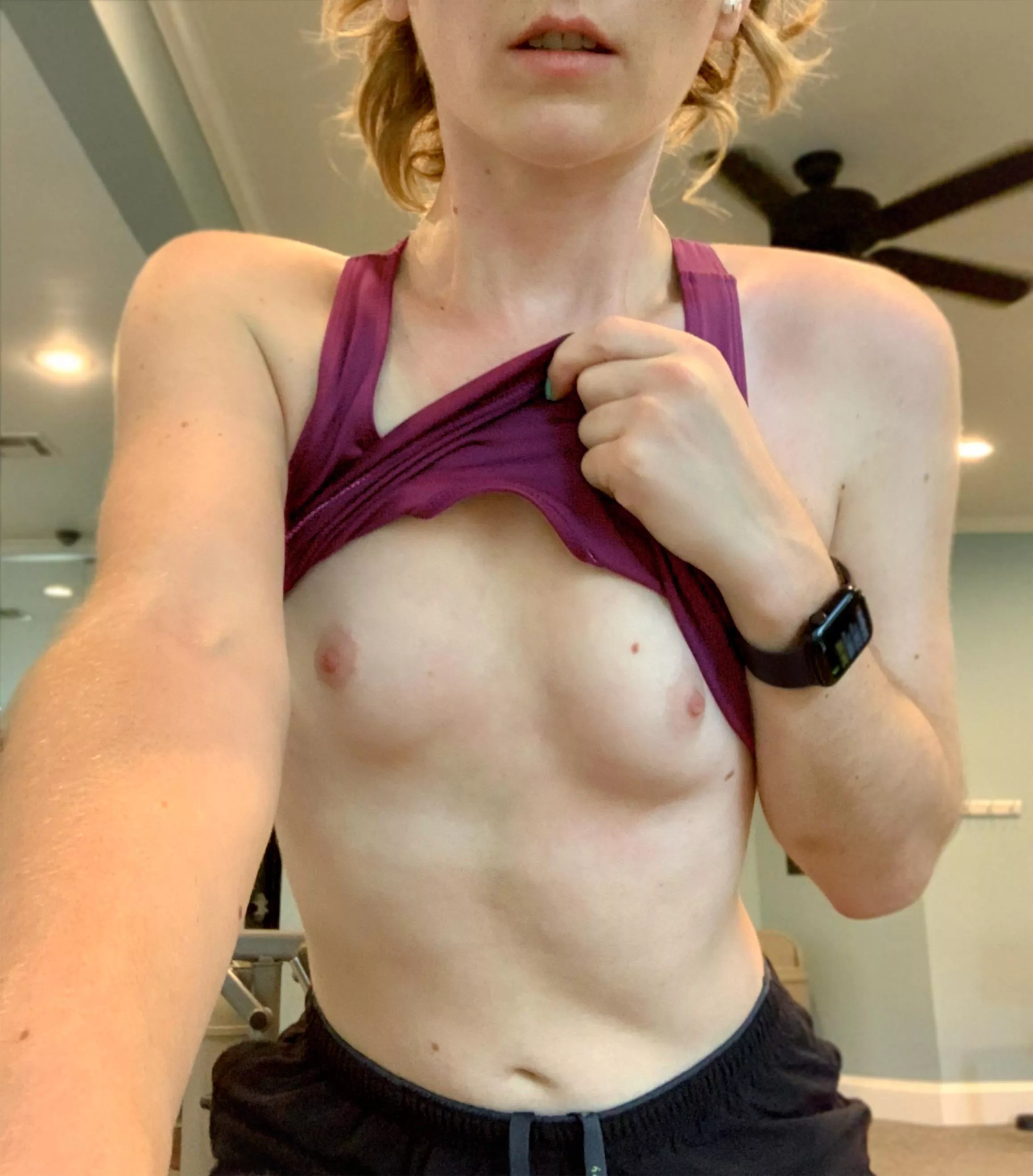 (F) took some risky pics at the gym this morning ðŸ˜¬