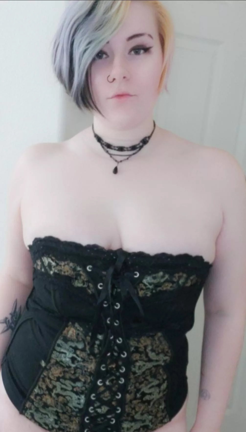 (F20) how do I look in this corset?