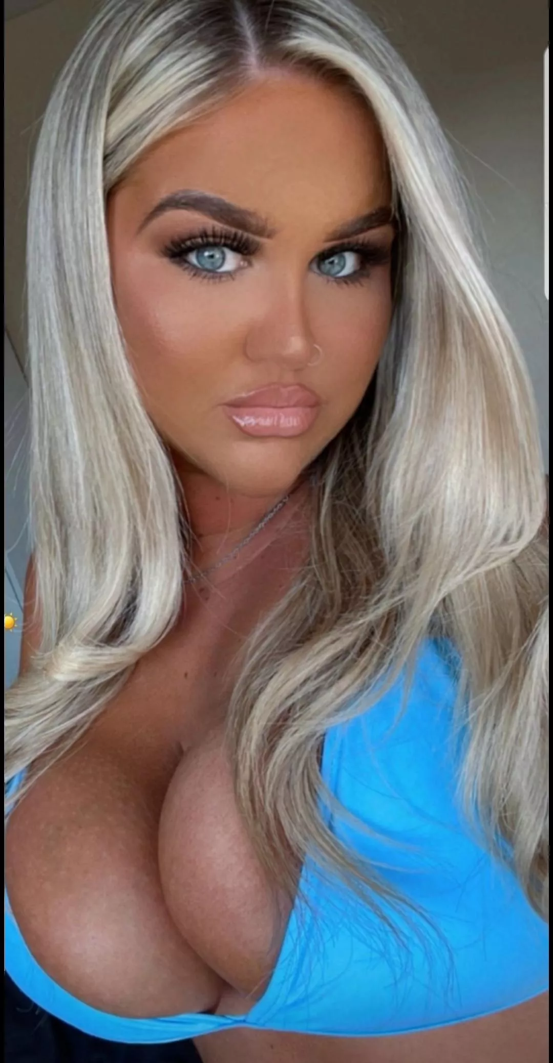 fake tan, massive cleavage, lip fillers and tons of makeup. what more could we want from a chav?