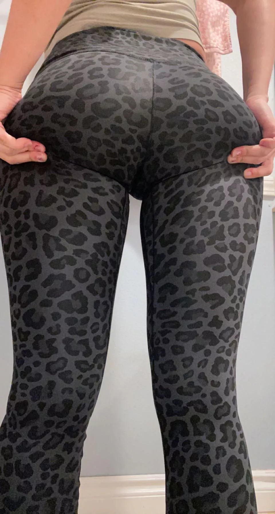 fat latina pussy in tight leopard leggingsðŸ˜ðŸ¤©ðŸ‘…ðŸ’¦