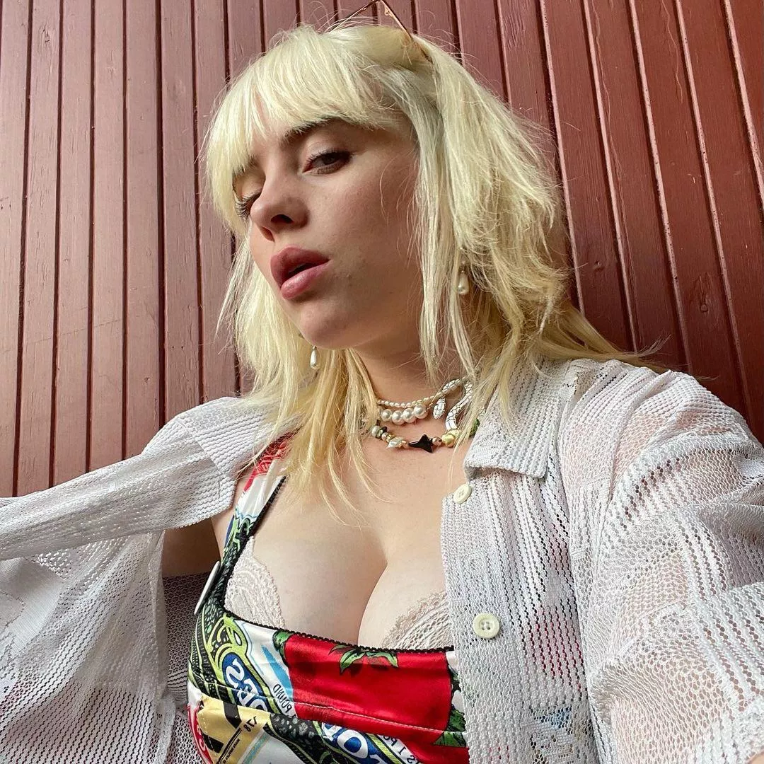 feeling so horny and subby for Billie Eilish