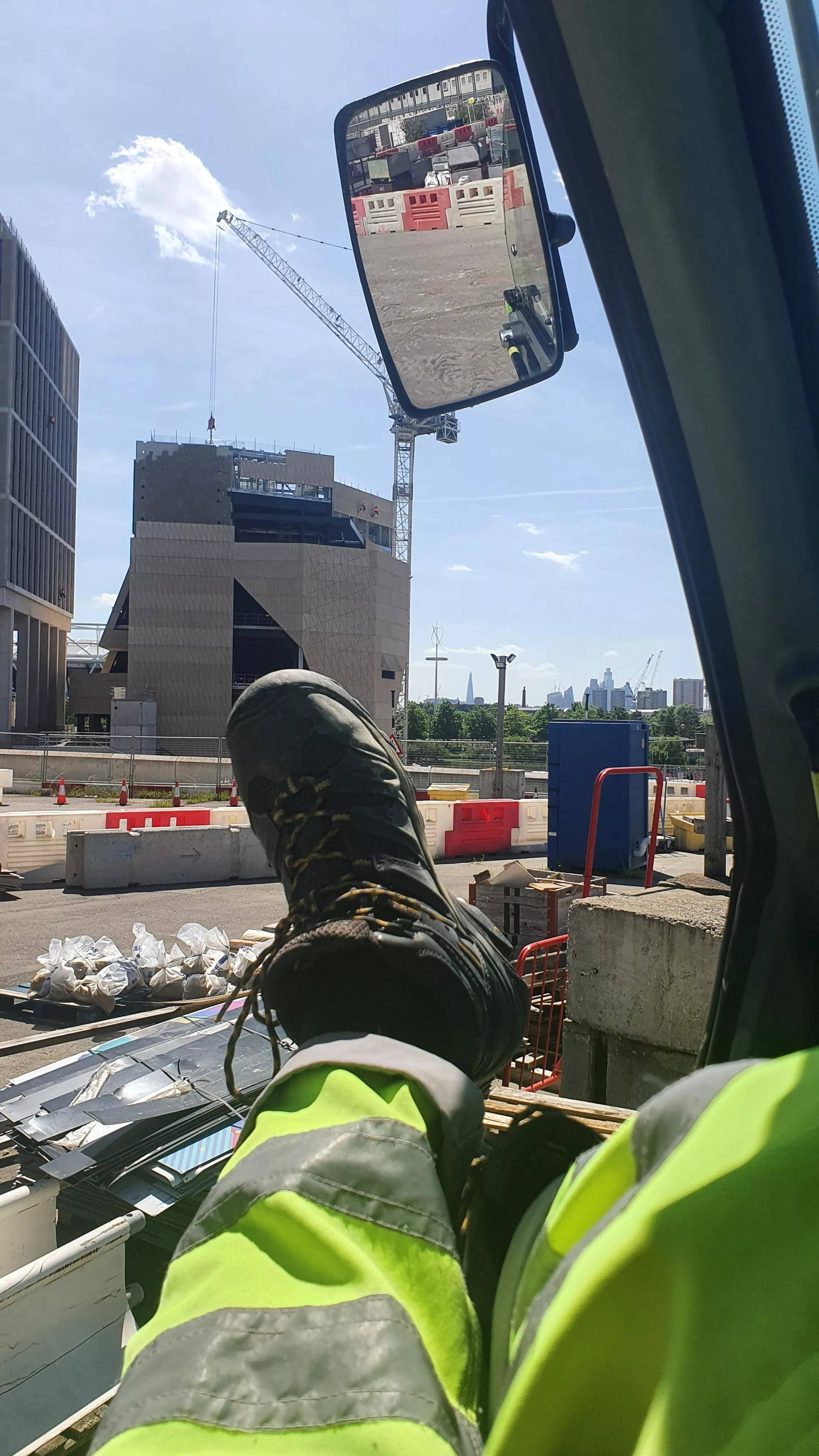 FeetUp Friday😎🥾🚨🏗🤜🏼🤛🏼