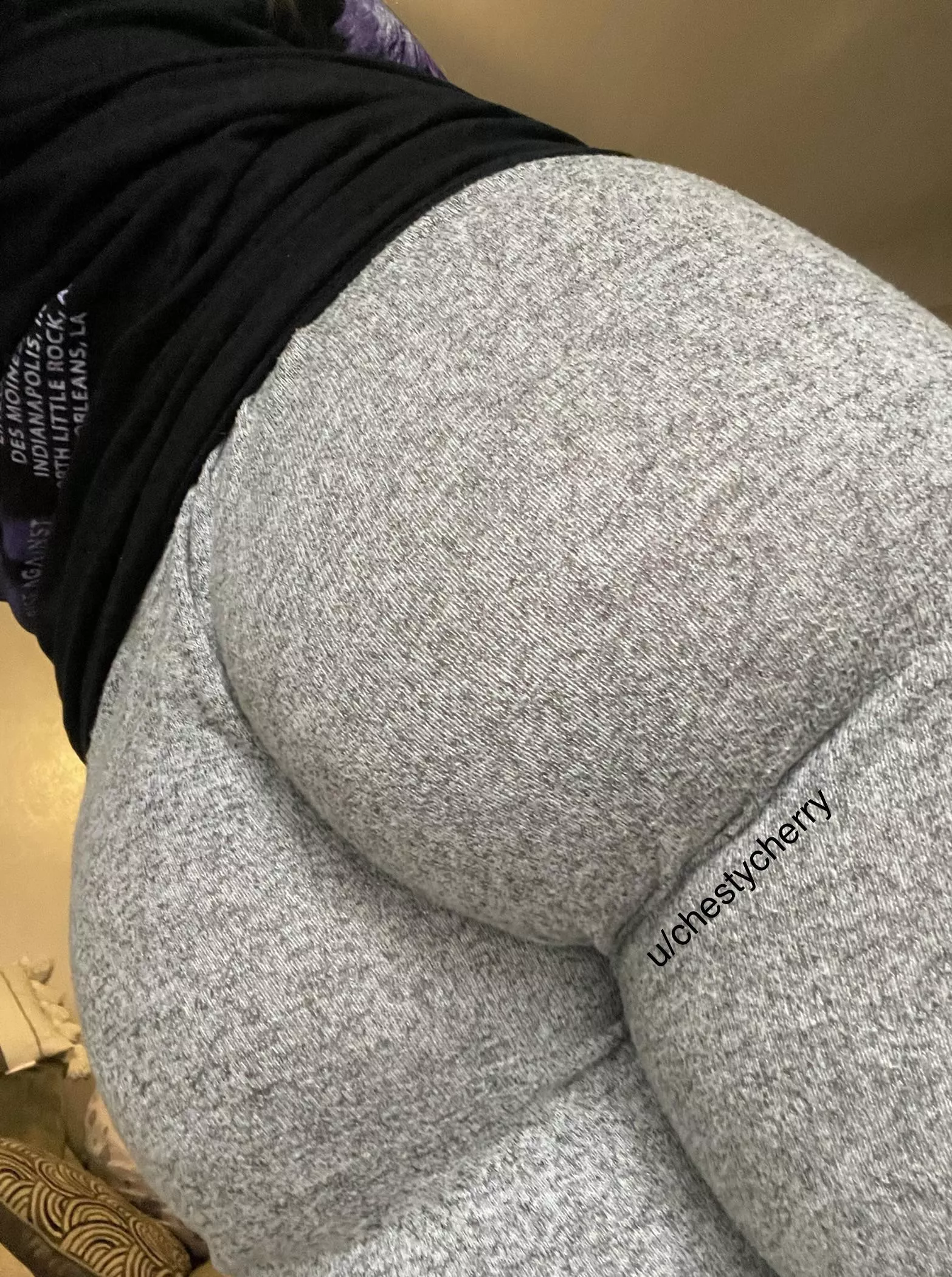 Female version of grey sweatpants = I expect dick