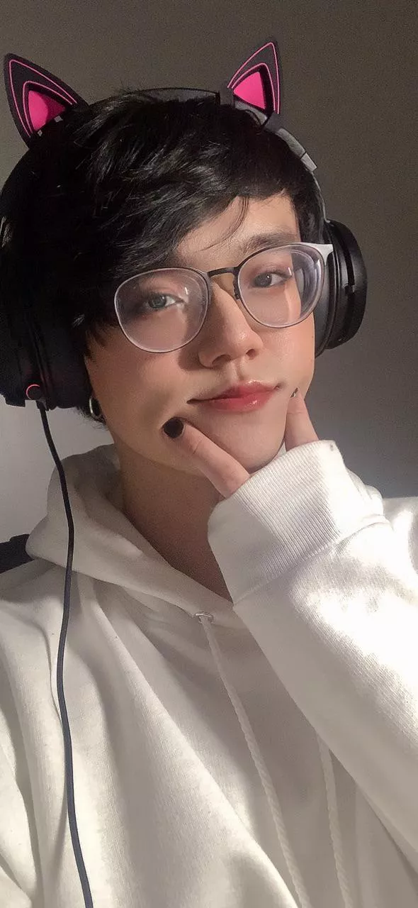 Femboy gaming