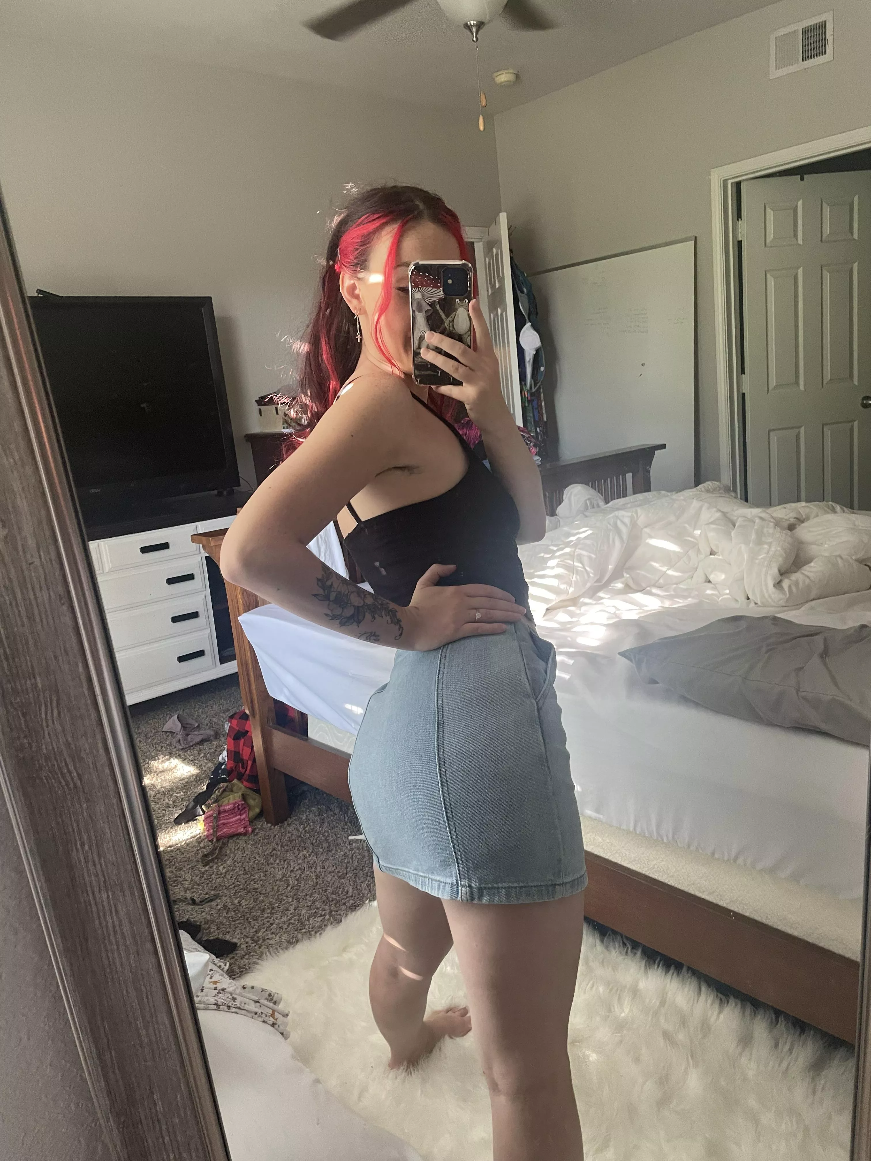 Finally able to fit back into my fav blue Jean skirt, let’s celebrate ;)