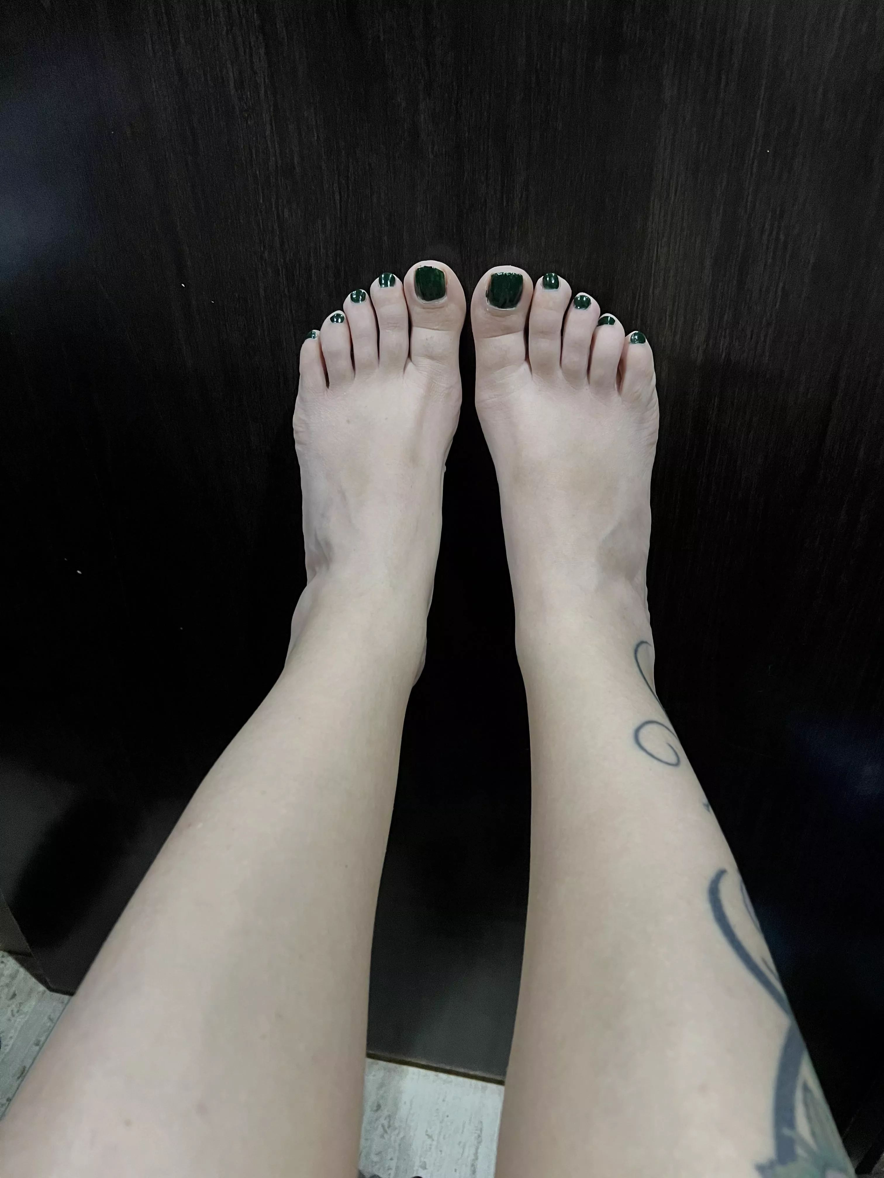 First post, someone said I have cute feet, I just painted my toeâ€™s Slytherin green