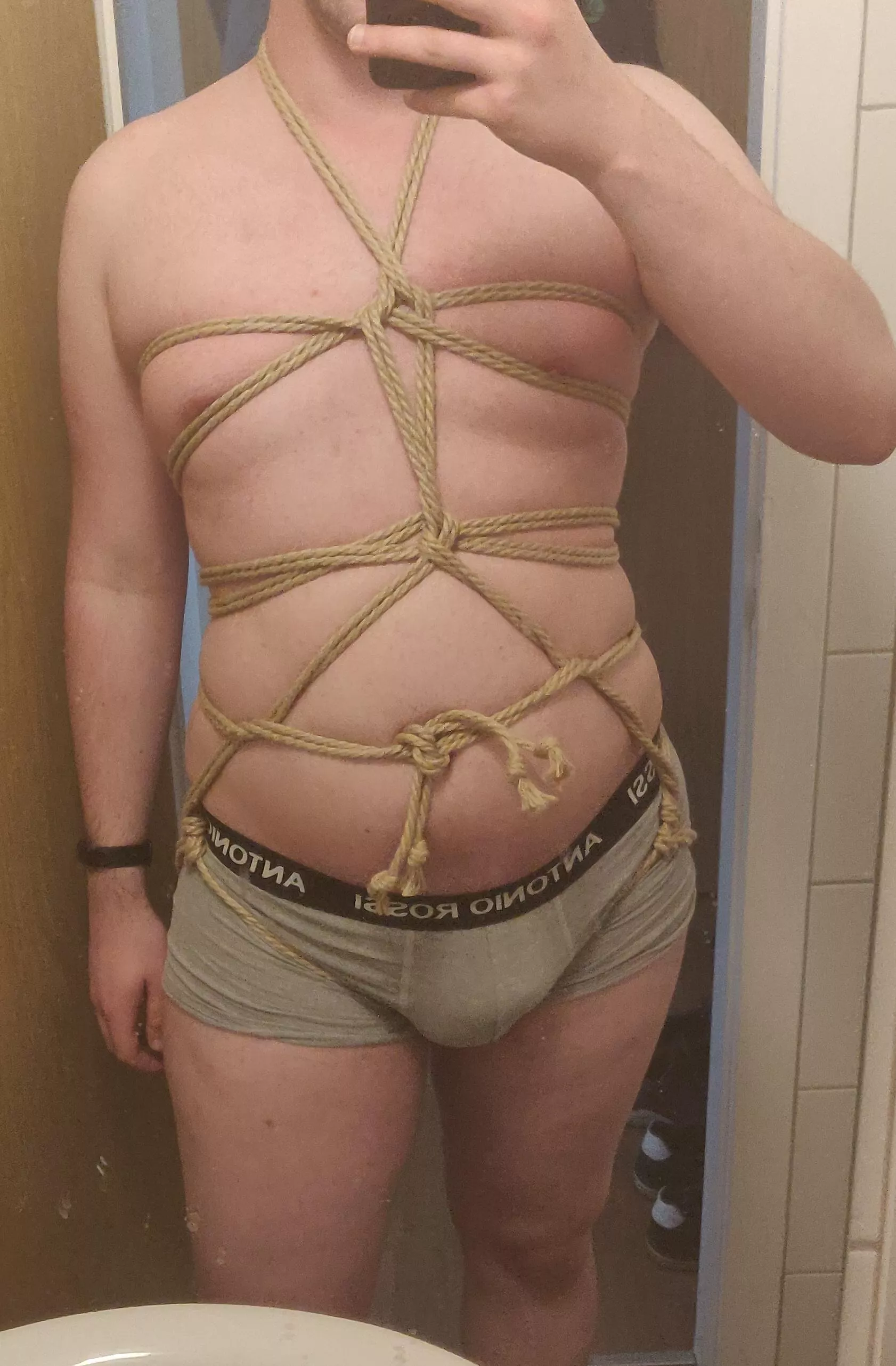 First time doing a selftie. Can I get some feedback pls? (Yeah i know I'm a bit fat ._.)