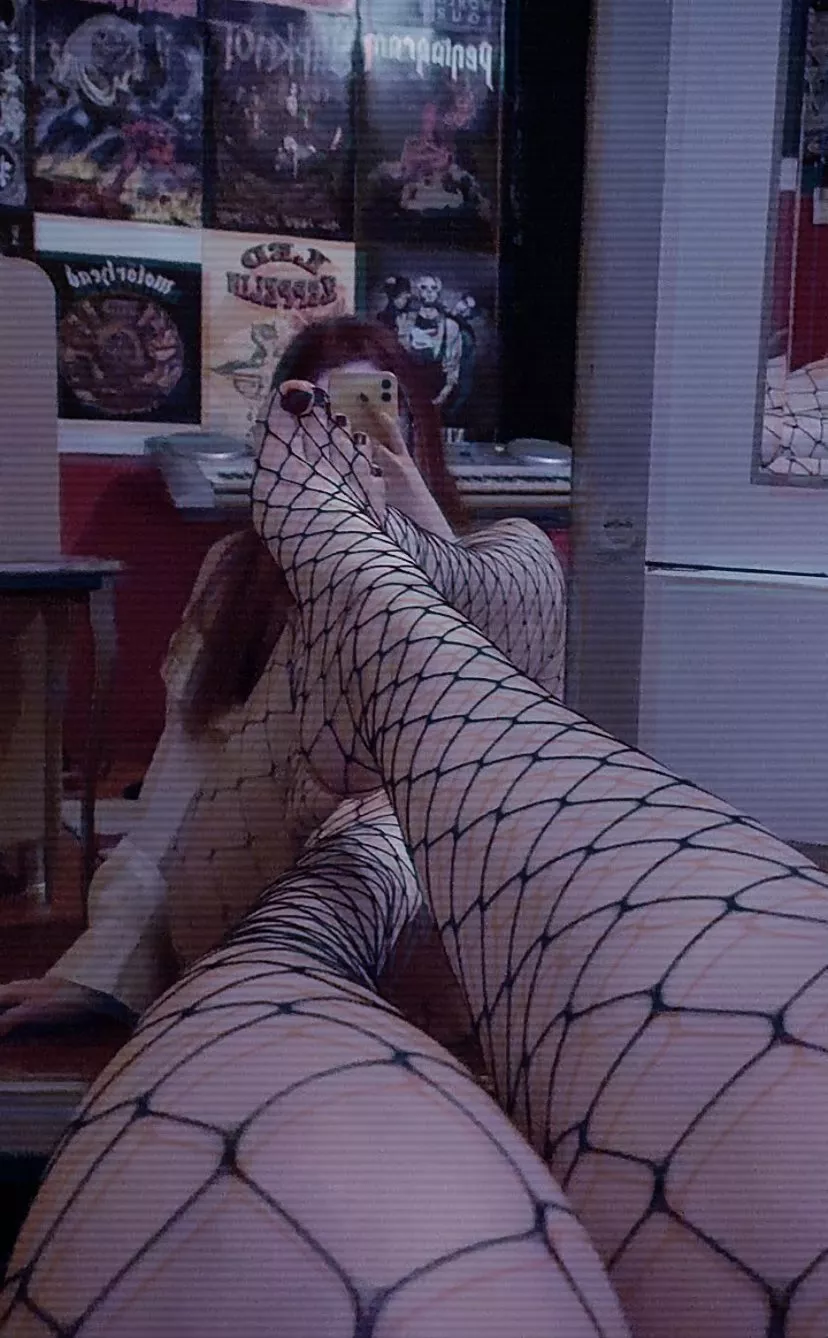 Fishnet feet