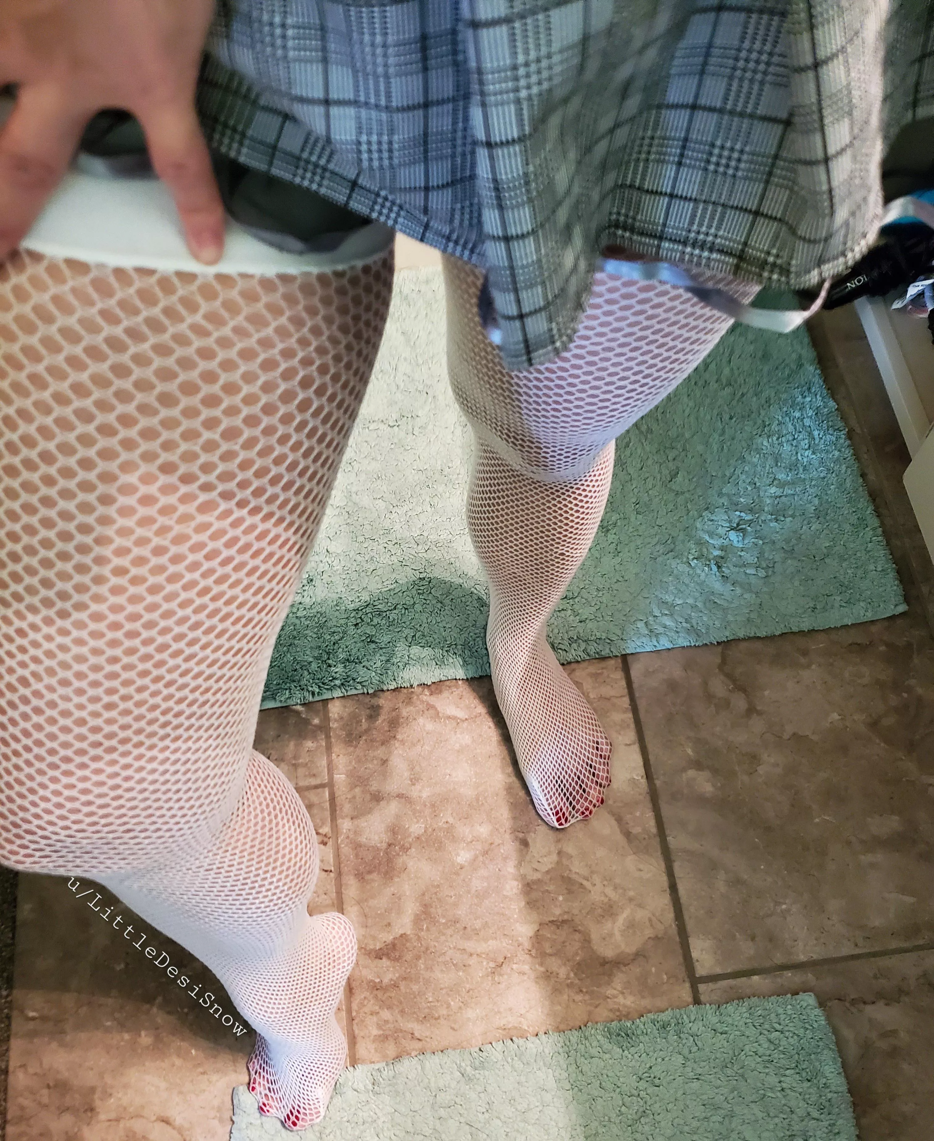 fishnets and a short skirt 😍