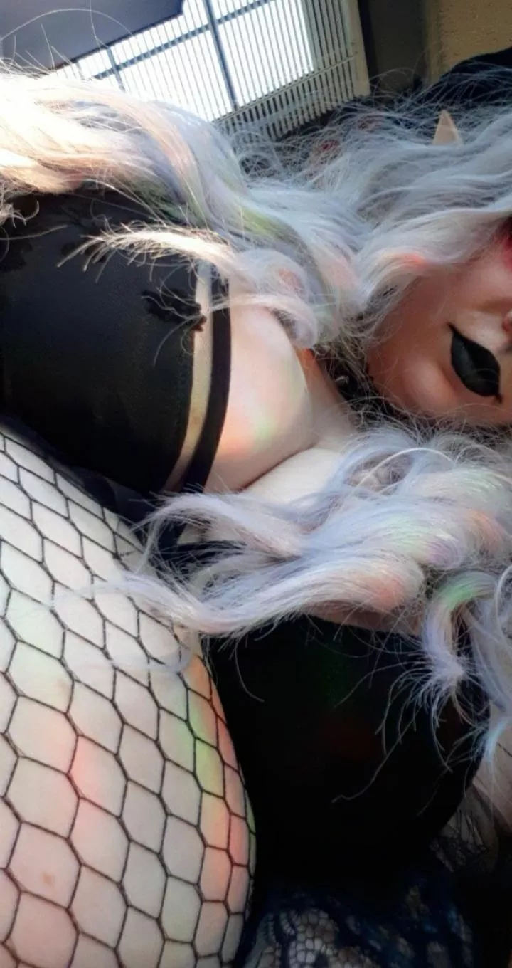 Fishnets and big goth tiddies 🥵🥵