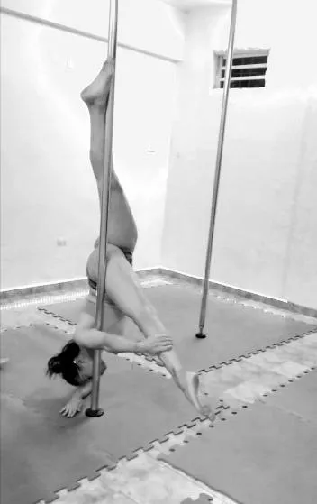 Flex and pole dance ðŸ”¥