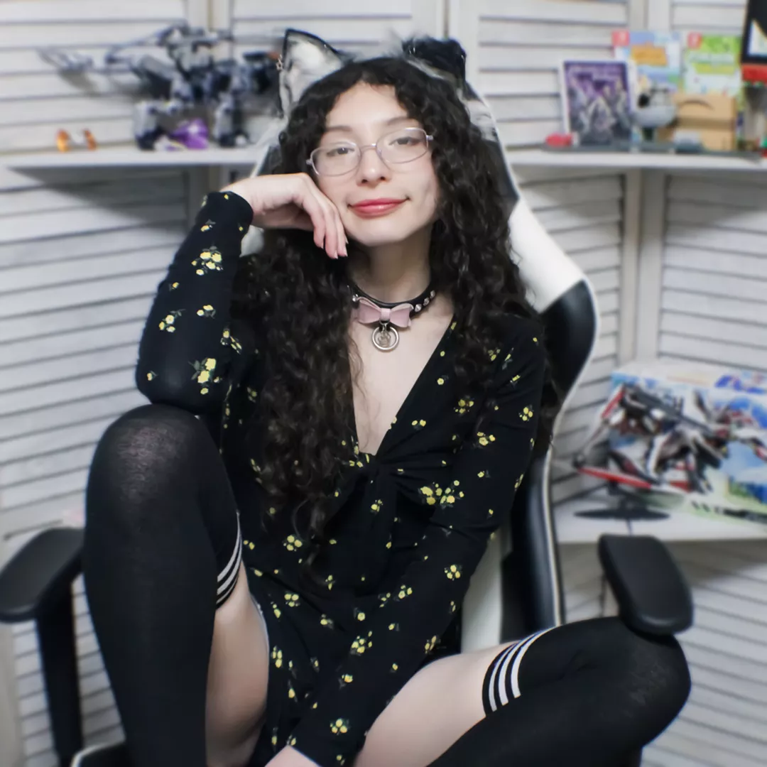 Free Stream page! Catch me live tonight at 8pm est, I take requests during my streams! Included with your sub is consistent content, PPVs, stream access, free chats, and more! link below ðŸ’ž