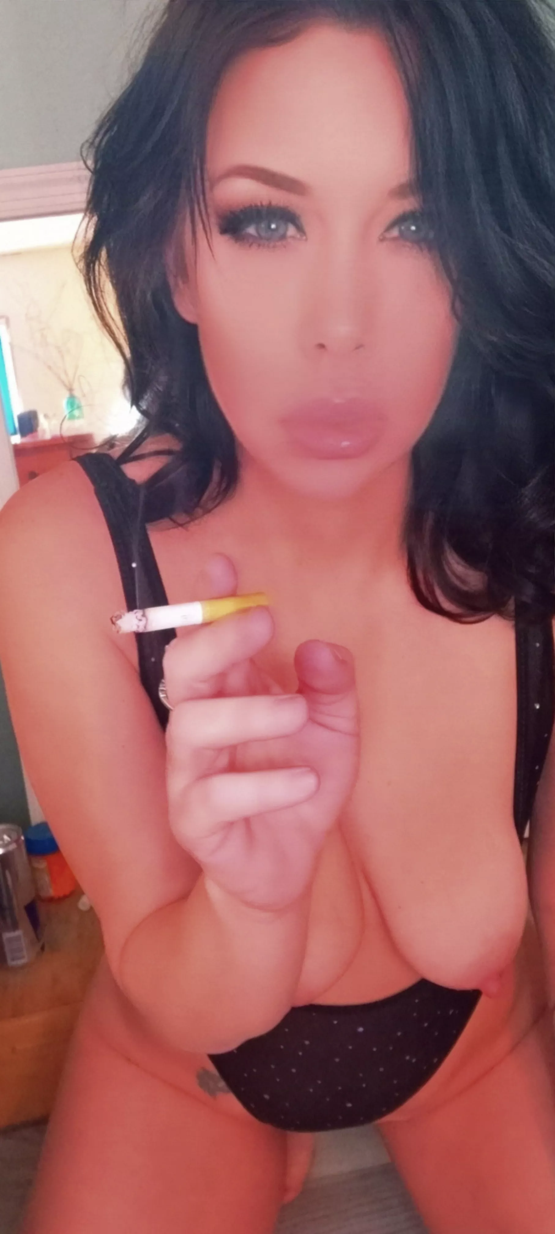 Fridays were made for relaxing, smoking and a little of me. Prove me wrong