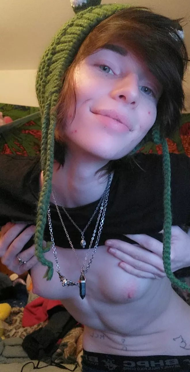 Frog hats and little tits <3