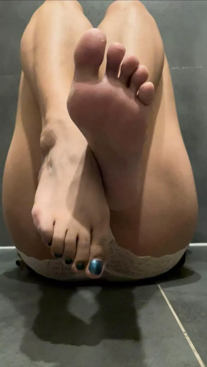 Fuck me while sucking my toes