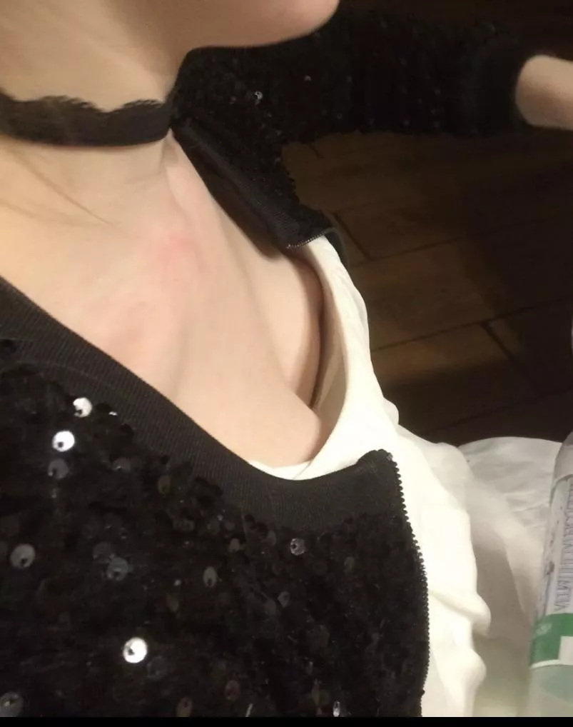 Full tits an nipple visible. Like this cleavage with too big bra?