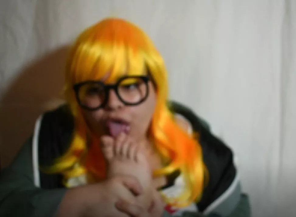 Futaba Sakura licks her feet