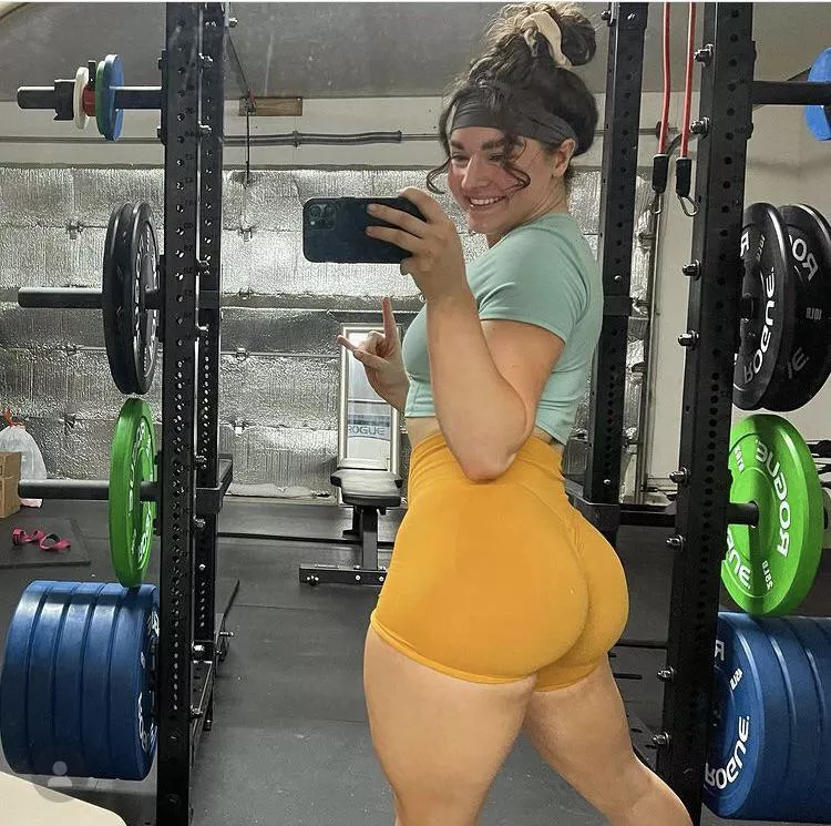 Garage gym cheeks @alexapilling