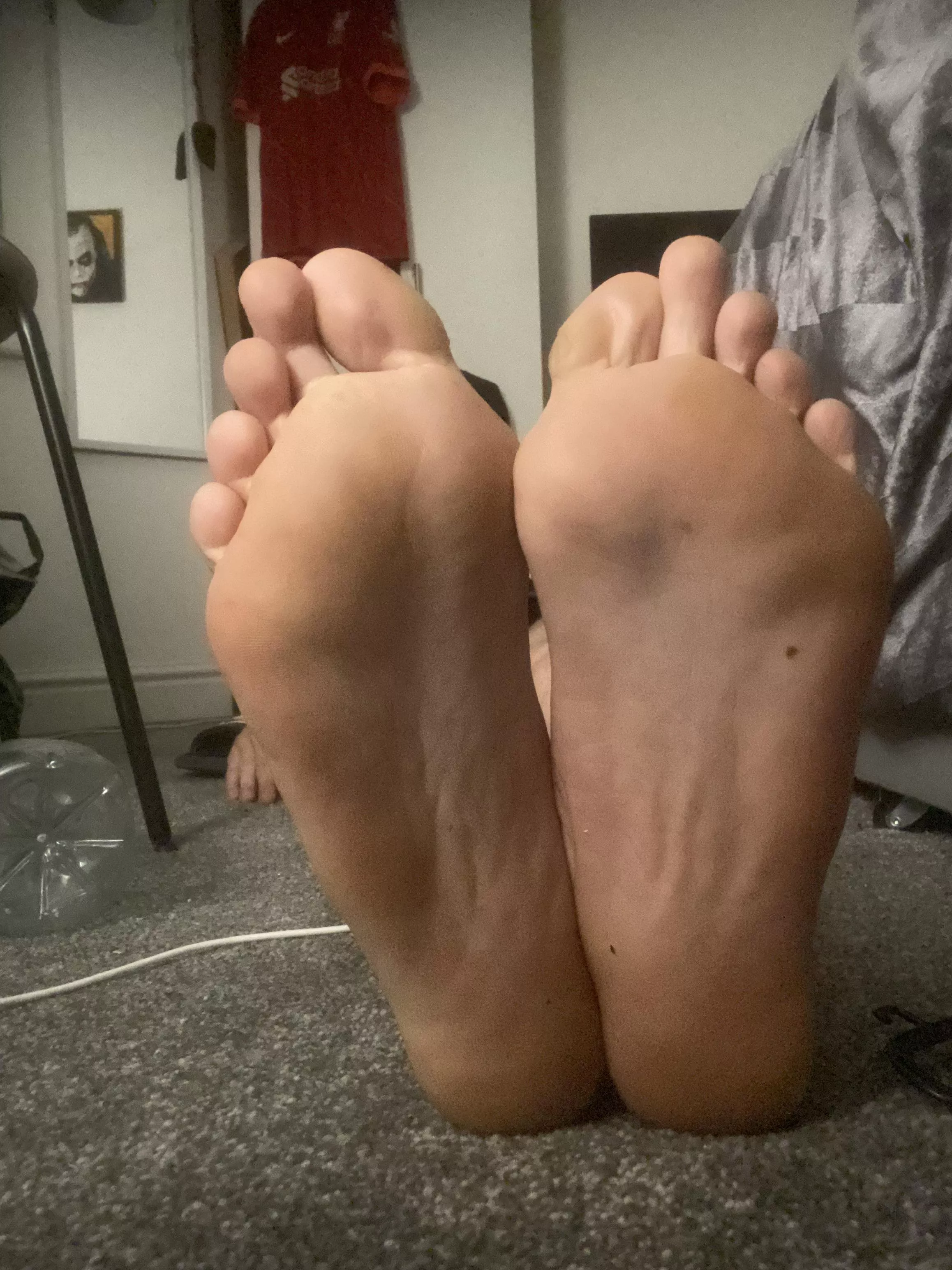 Get under my feet and worship