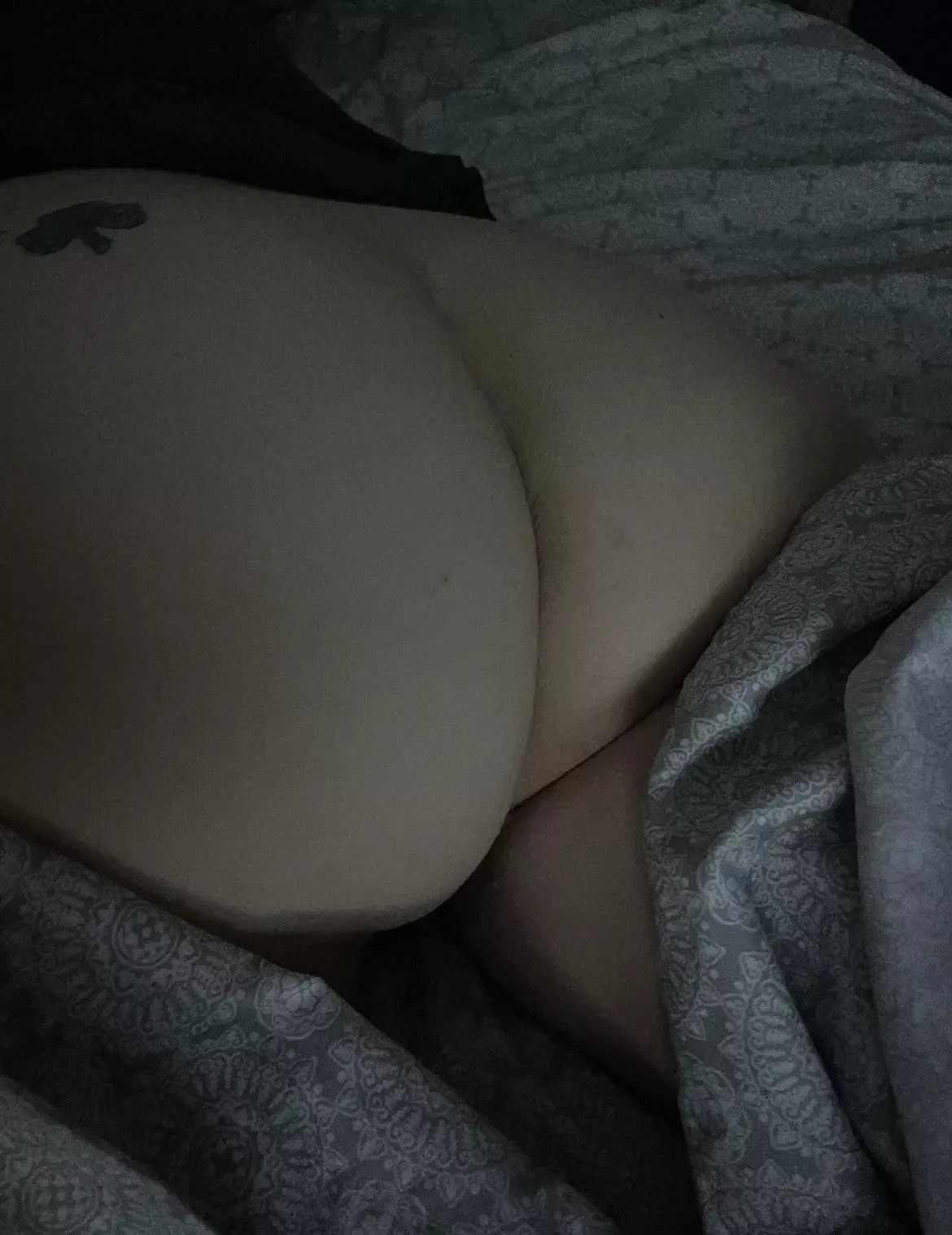 Get up or stay in bed (f)