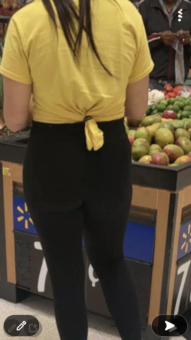 Girl in Walmart with a really nice ass😩