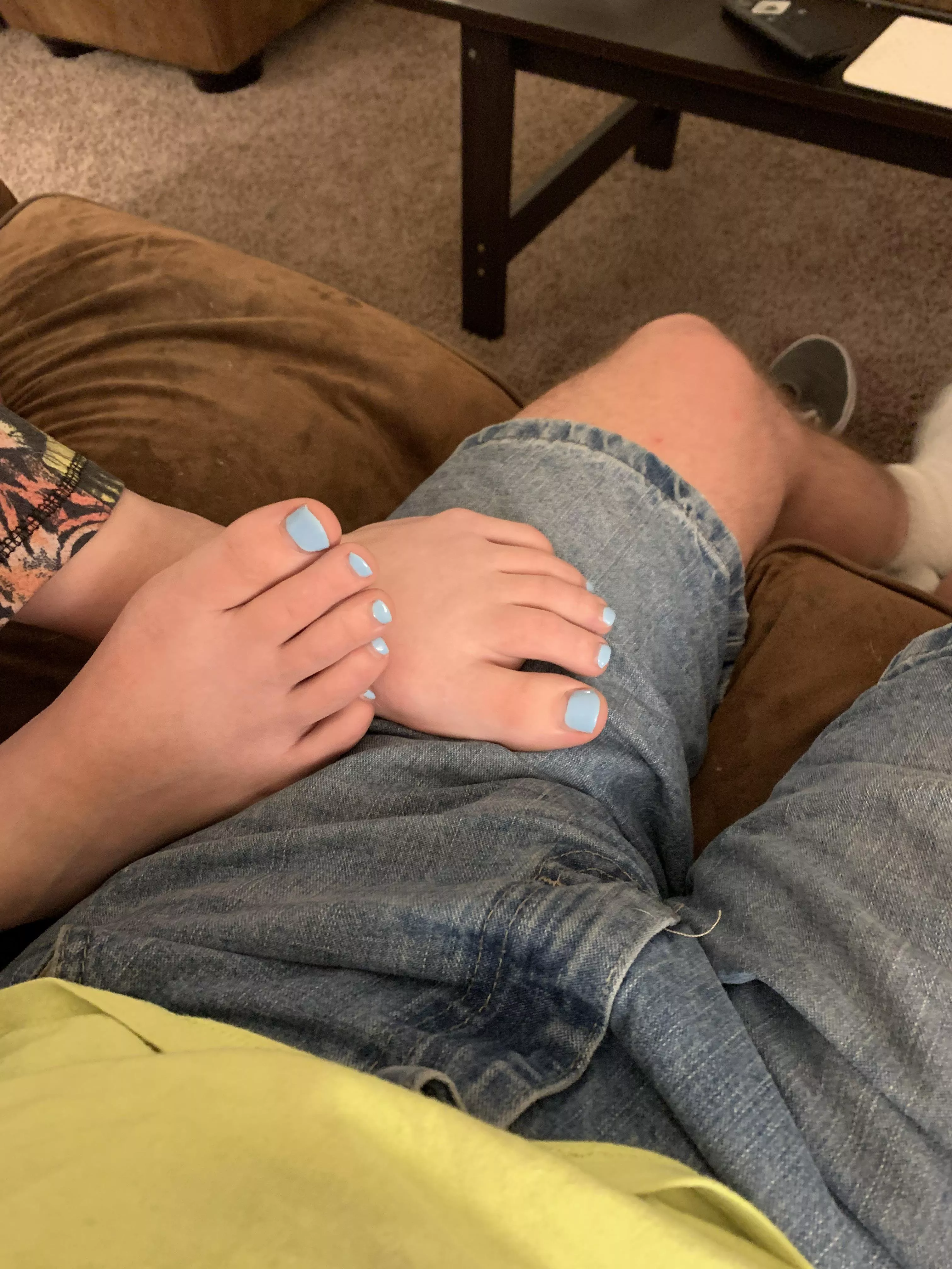 Girlfriends sexy feet before footjob😈