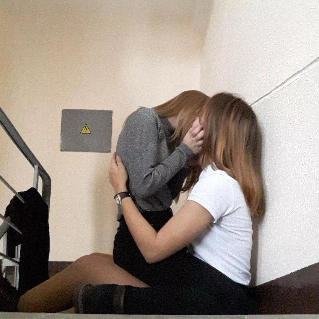 girls kissing in a stairway