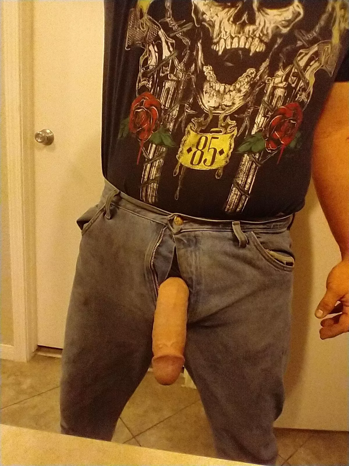 Girthy dick fresh off work. It sucks wearing tight pants to work. it gets cramped fast