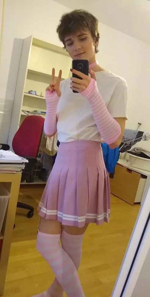 Got a new skirt! Still need to find a fitting top for it though, any suggestions? ðŸ¥°