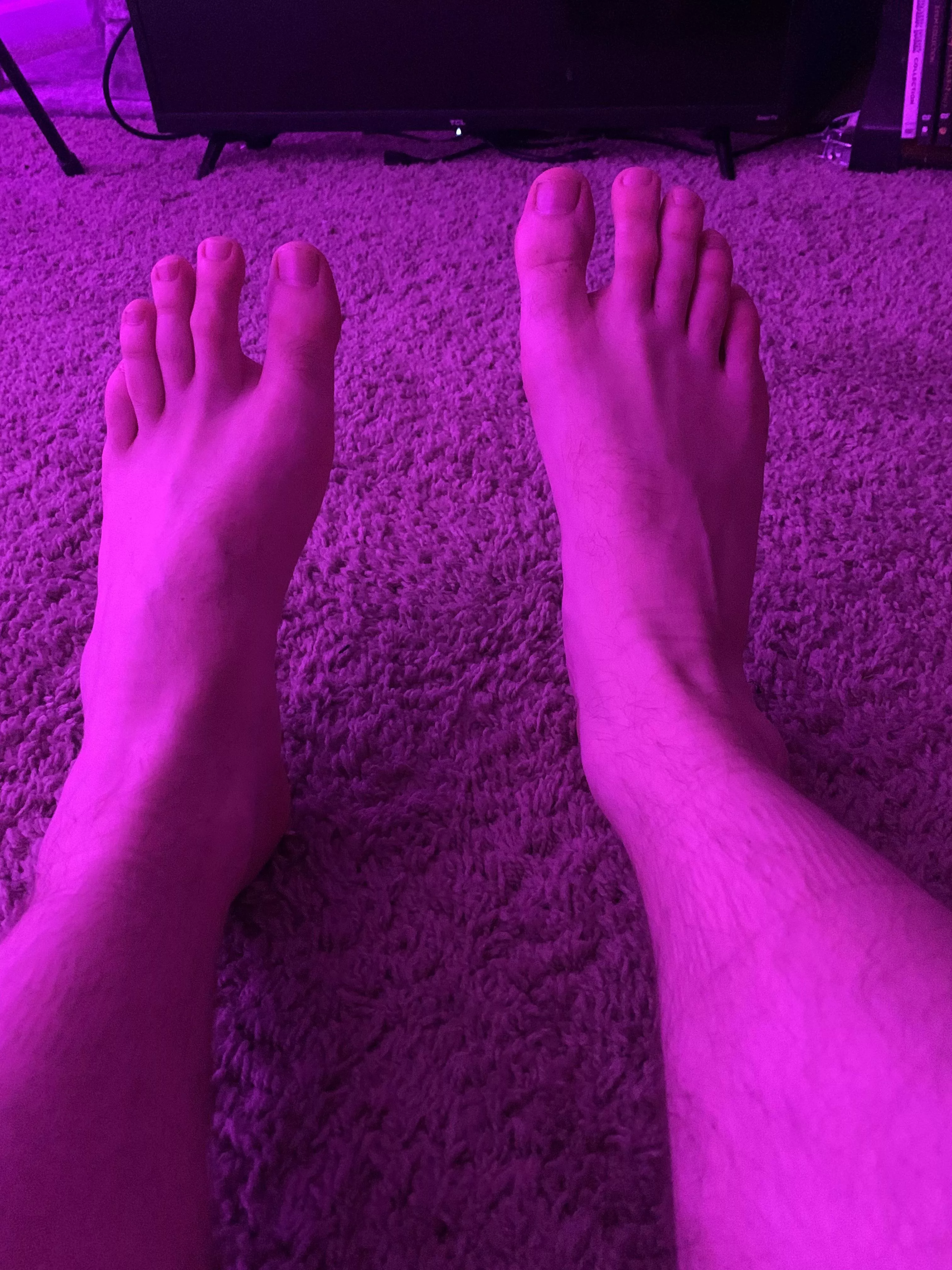 Got told I have “sexy toes” tonight. That’s a first. Anyone else like my feet?