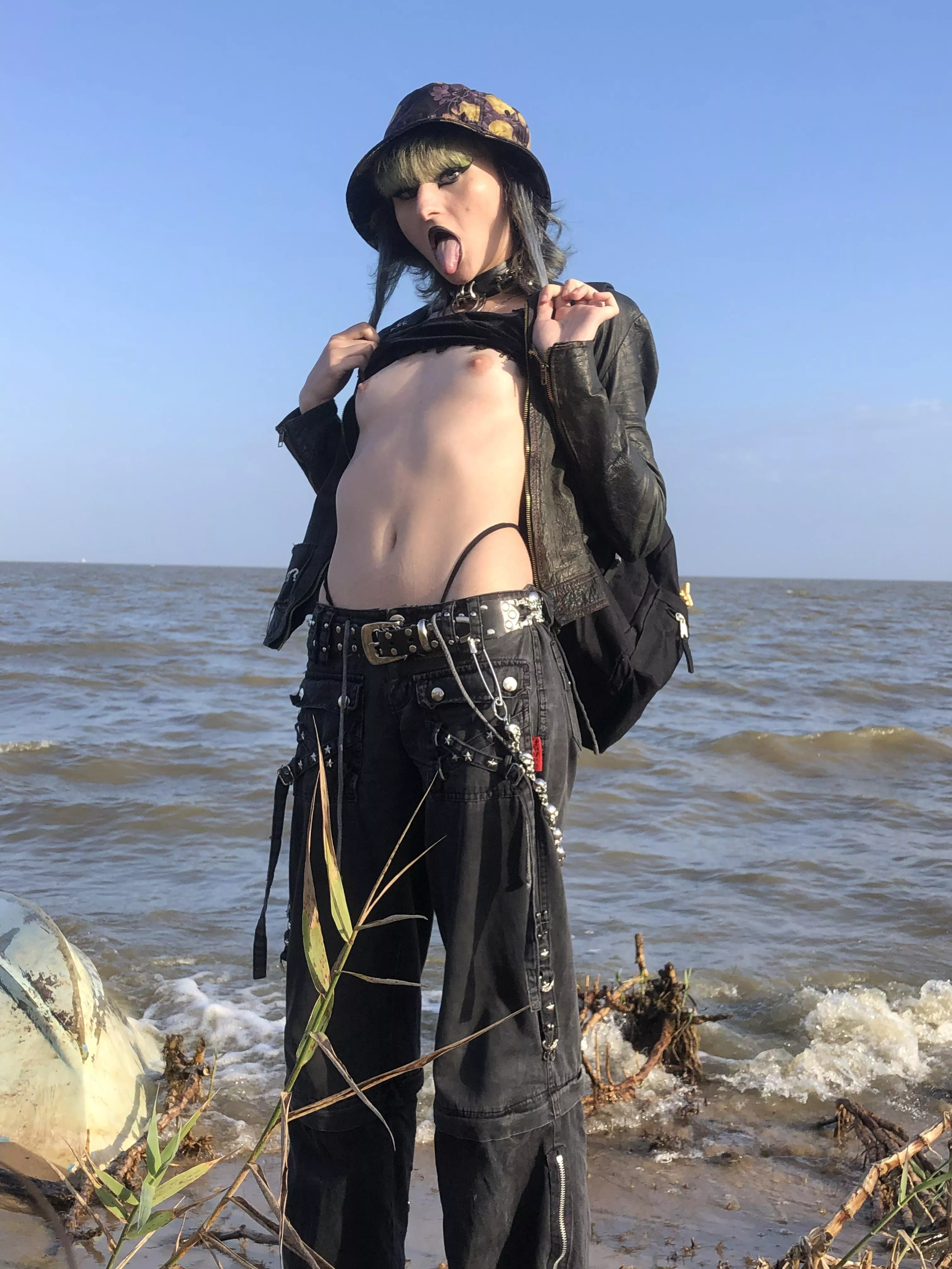 Goth tits out at the pier! Fishermen nearby~