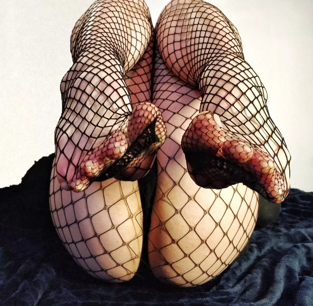 gotta love this beautiful fishnets ðŸ–¤