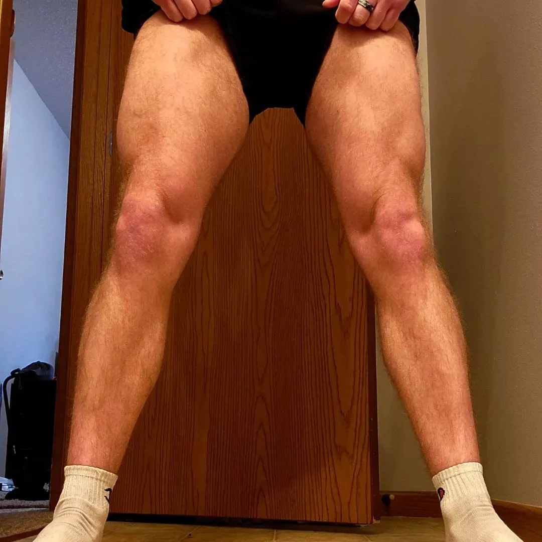 Gotta love those leg gains 👏😝 link in profile for free OF😏