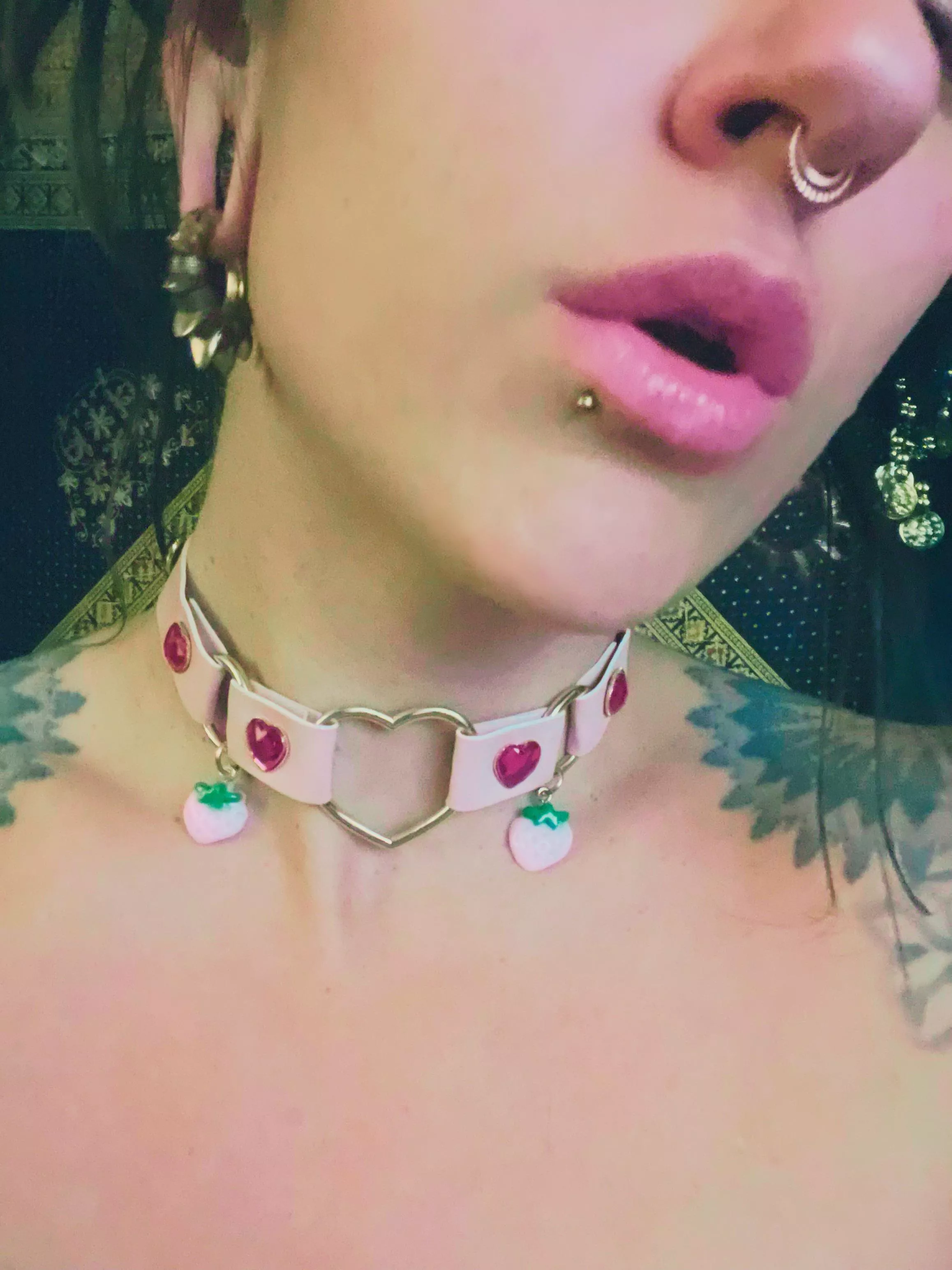 Grab me by my collar and taste these sweet 🍓 lips